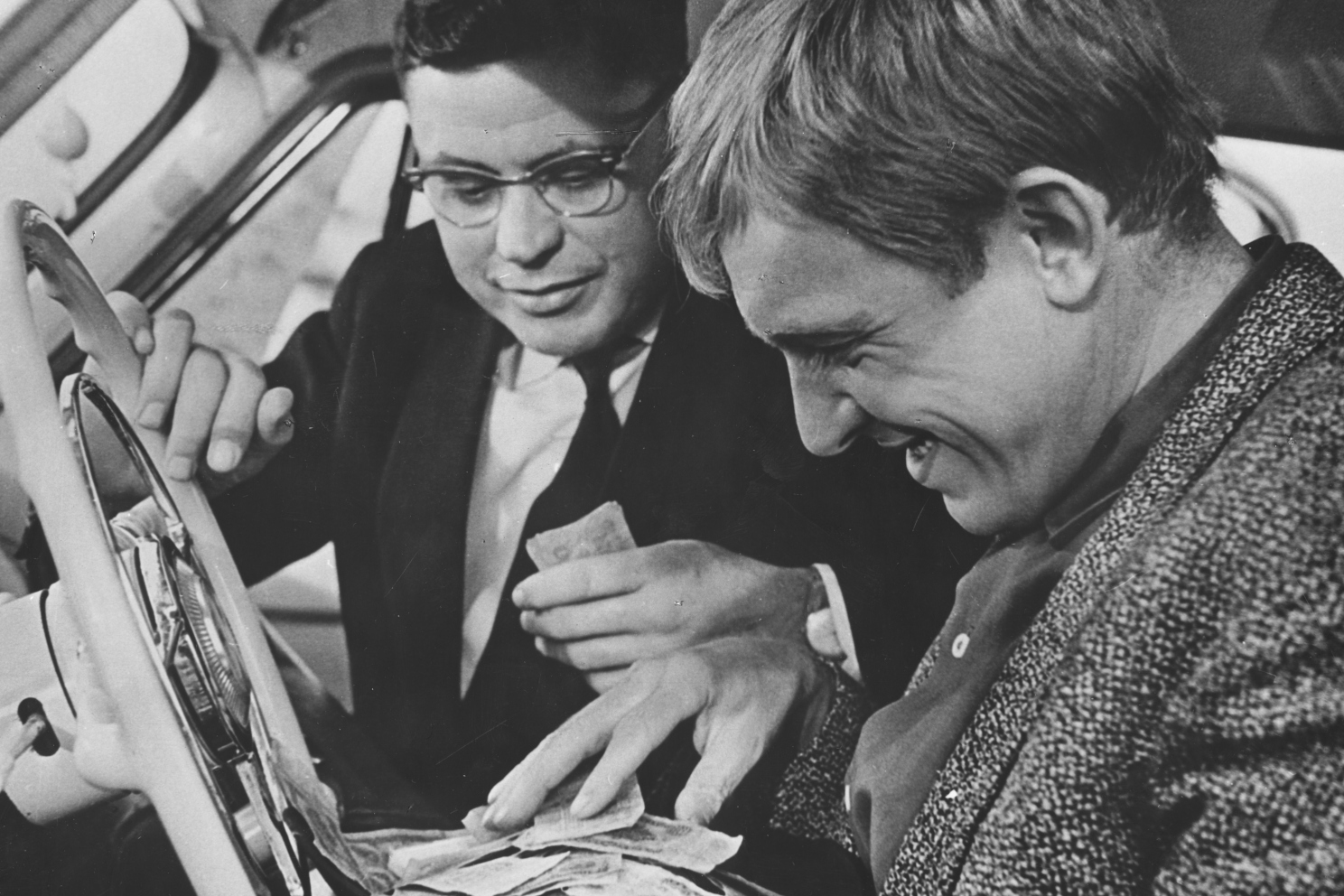 25 мая 1966 г. состоялась премьера фильма Эльдара Рязанова «Берегись автомобиля», который сразу стал одной из самых популярных советских комедий и классикой отечественного кинематографа. В честь юбилейной даты «Ведомости» и телеканал «Мосфильм. Золотая коллекция» рассказывают, как создавалась история советского Робина Гуда.Комедия «Берегись автомобиля» родилась из «кочующего» сюжета. Эльдар Рязанов и Эмиль Брагинский, работая над сценарием, признавались: они уже не помнили точно, от кого впервые услышали историю о своеобразном советском Робине Гуде – человеке, который угонял автомобили у жуликов и спекулянтов, а вырученные деньги, по слухам, отдавал нуждающимся. По одной из версий, первоисточником этой байки стал Юрий Никулин. Более того, именно он изначально рассматривался на главную роль. На фото: Донатас Банионис в роли пастора, покупающего угнанную машину, и Иннокентий Смоктуновский, сыгравший честного вора Деточкина.