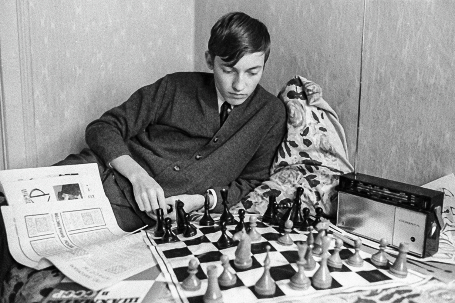 Анатолий Карпов родился 23 мая 1951 г. в Златоусте Челябинской области. Мать после этого официально не работала, но занималась шитьем на заказ. Отец – главный инженер на военном предприятии – участвовал в разработке реактивной системы залпового огня «Град» и противопехотной шариковой бомбы. Как рассказывал сам Карпов, играть в шахматы он начал в четыре с половиной года, заинтересовавшись игрой отца с товарищами. «Сначала я, конечно, проигрывал и плакал, потом мне отец пригрозил, сказал, что если я еще раз заплачу, то он играть со мной не будет <…> Где-то в семь лет я начал его иногда обыгрывать, а в восемь мы прекратили соревноваться, потому что я был сильнее», – вспоминал шахматист.