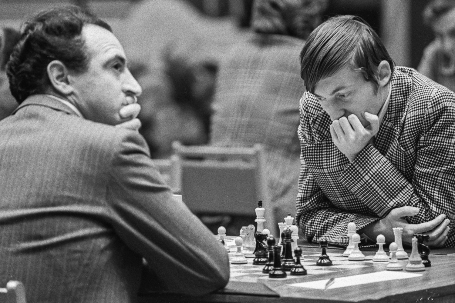 В 1970 г. Карпов стал чемпионом РСФСР и получил звание гроссмейстера, в конце 1971 г., в возрасте 19 лет, оказался самым молодым международным гроссмейстером. На межзональном турнире в Ленинграде (ныне – Санкт-Петербург) в 1973 г. начал борьбу за титул чемпиона мира, разделив первое и второе места с четырехкратным чемпионом СССР Виктором Корчным. Это позволило Карпову пройти в соревнования претендентов 1974 г. и побороться за матч с тогдашним чемпионом мира американцем Робертом Фишером. Карпов в четвертьфиналах обыграл Льва Полугаевского (на фото) со счетом 3:0, а в полуфиналах – Бориса Спасского со счетом 4:1. В финале Карпов вновь сыграл с Корным, при 19 ничьих одержав победу со счетом 3:2. В том же году на шахматной Олимпиаде во Франции Карпову предложили уехать из СССР. «Я сказал, что я не думаю об этом», – говорил он.