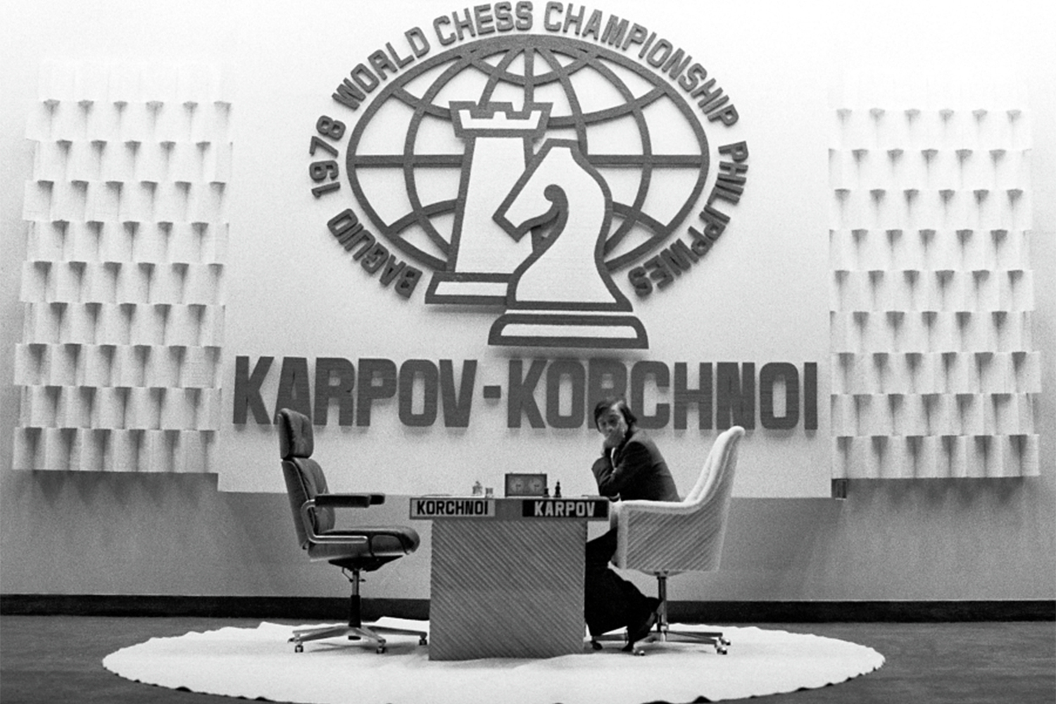 В 1978 г. состоялся один из наиболее драматичных матчей в карьере Карпова – поединок за мировое первенство с Виктором Корчным, который на тот момент уже покинул СССР и начал представлять Швейцарию. По регламенту матч должен был продолжаться до шести побед без ограничения числа партий. За август-сентябрь состоялись 27 партий, по итогам которых Карпов выиграл пять, а Корчной – две. Но следующие три партии подряд взял Корчной, сравняв счет. «Он [Корчной], почувствовав, что терять ему уже особо нечего, стал играть более раскрепощенно и смело, что позволило ему сравнять счет – 5:5. Для меня, конечно, это стало полной неожиданностью. Я тогда очень расстроился, почувствовал себя опустошенным и физически, и морально, и психологически», – говорил Карпов. В следующей партии 17 октября он играл белыми и выиграл матч, защитив свой титул.