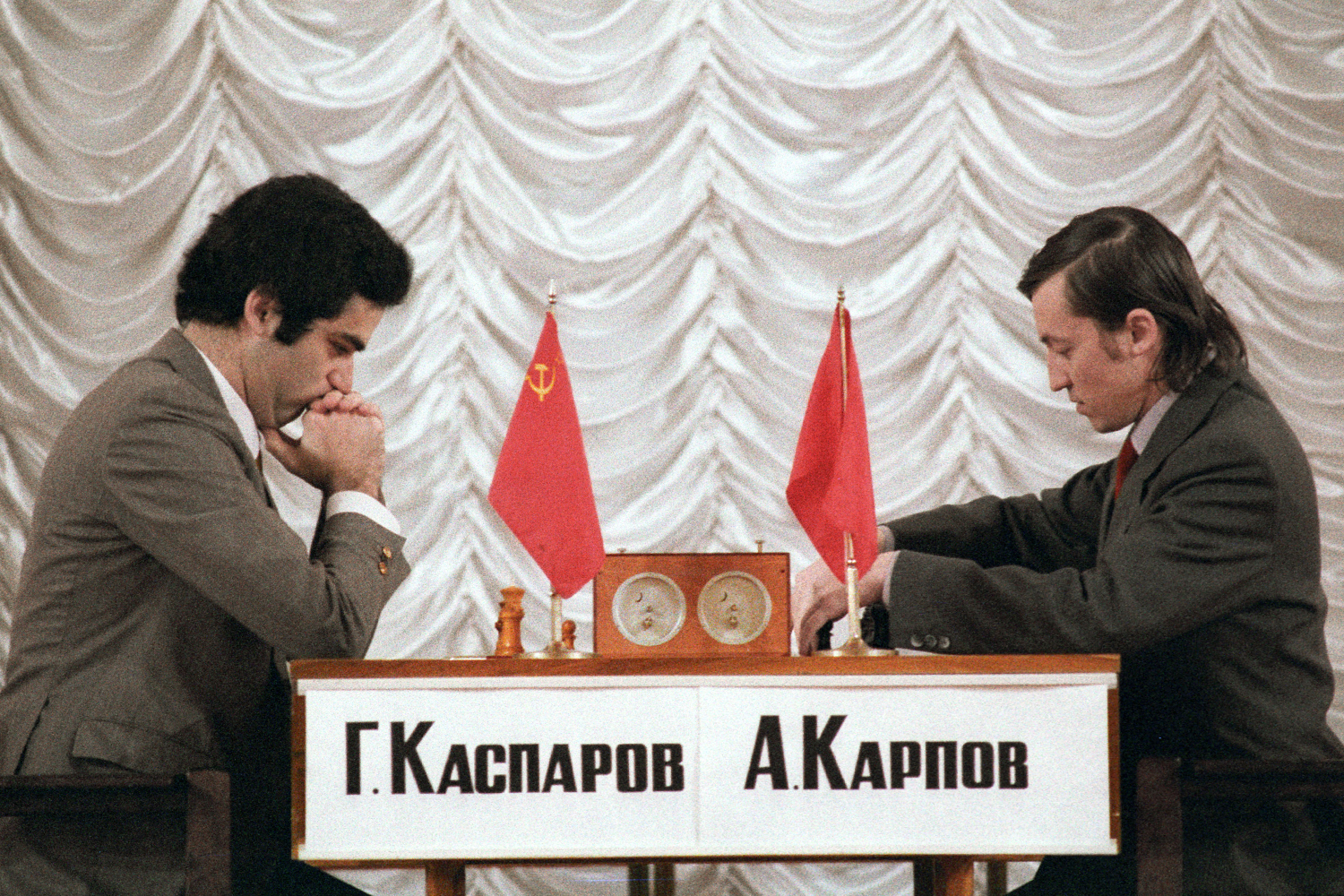 В 1984–1985 гг. в Москве состоялся еще один значимый поединок между защищавшим свой титул Карповым и его соперником, советским шахматистом Гарри Каспаровым (считается в России иноагентом), который был младше на 12 лет. По результатам первых 27 партий старший товарищ лидировал со счетом 5:0 при 22 ничьих, но Каспарову удалось переломить ход матча и выиграть три партии. После 48 партий поединок со счетом 5:3 в пользу Карпова был прерван руководством ФИДЕ, предложившего начать матч заново со счета 0:0. По мнению шахматиста, повлиять на решение могли зампред Совета министров СССР Гейдар Алиев или депутат Верховного Совета СССР Александр Яковлев. На матче в следующем году (проходил уже по новым правилам с лимитом 24 партии) верх одержал Каспаров, став 13-м чемпионом мира. В 1985-1986 гг. в матчах-реваншах Карпов также уступил.