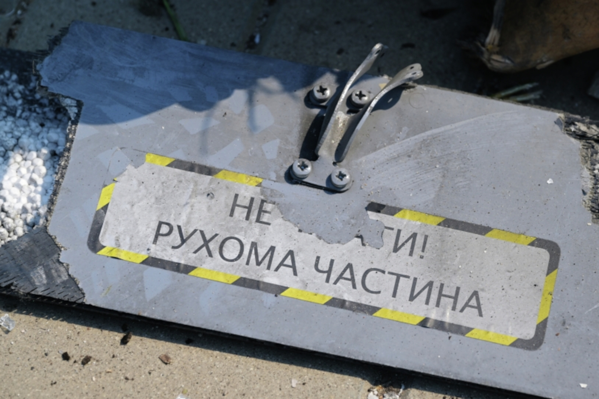 Поисково-спасательные работы несколько раз приостанавливали&nbsp;из-за угрозы повторной атаки. В Старобельске&nbsp;одновременно с колледжем повреждения получили административные здания, частные дома и магазины.