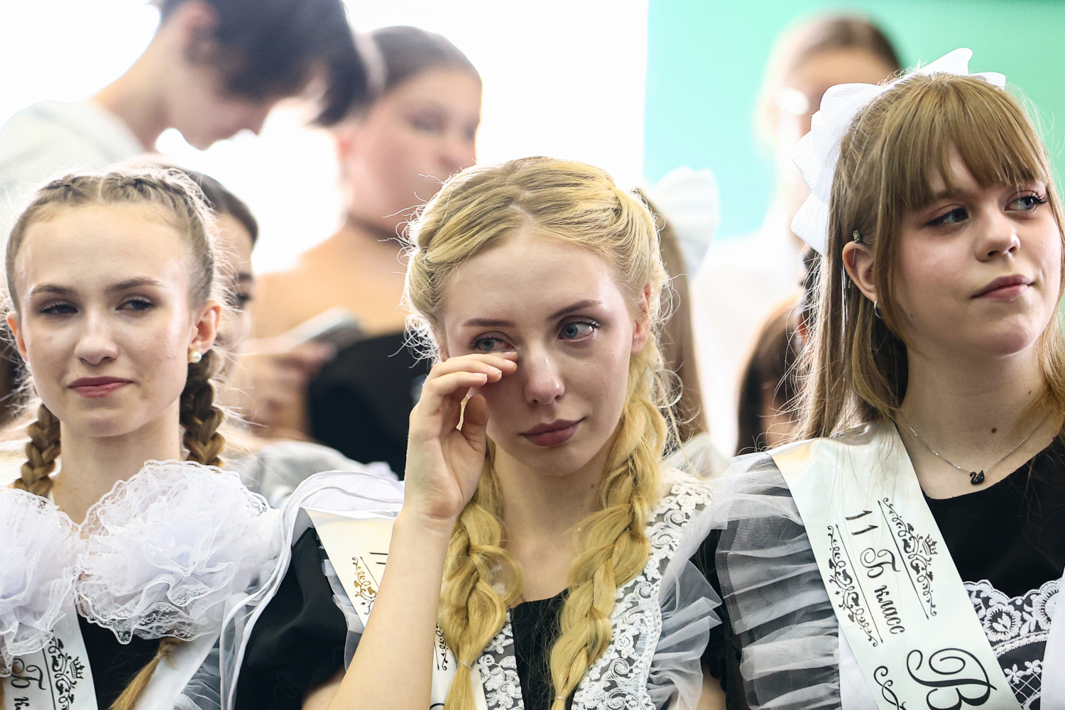 Рязань. Школьницы расчувствовались, прощаясь с педагогами.