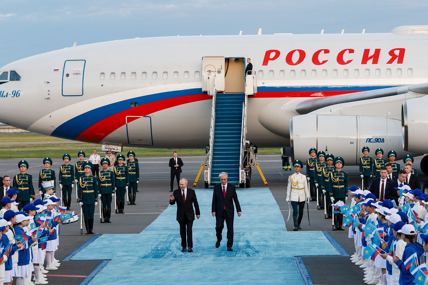 Как правило, за один срок президент России не посещает зарубежную страну более чем с одним государственным визитом. Так как подобные поездки считаются самыми высокоранговыми. Но нынешний приезд Владимира Путина в Казахстан стал вторым госвизитом туда с ноября 2024 г. По словам помощника президента России Юрия Ушакова, на нарушение протокольной практики пошли осознанно, чтобы «подчеркнуть беспрецедентно высокий уровень отношений наших двух стран».На фото: Владимир Путин и Касым-Жомарт Токаев проходят вдоль роты почетного караула, военного оркестра и детей с флажками, барабанами и домрами.