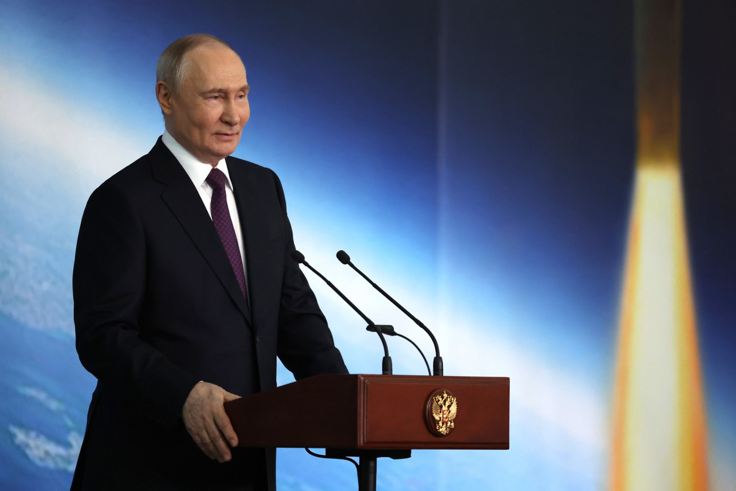 Путин – о модернизации ядерных сил«Будем, безусловно, и дальше модернизировать и развивать стратегические ядерные силы, создавать ракетные комплексы, обладающие повышенной боевой мощью, способные преодолевать все современные и будущие системы противоракетной обороны», – пообещал президент России Владимир Путин во время визита в Московский институт теплотехники (МИТ) 13 мая.