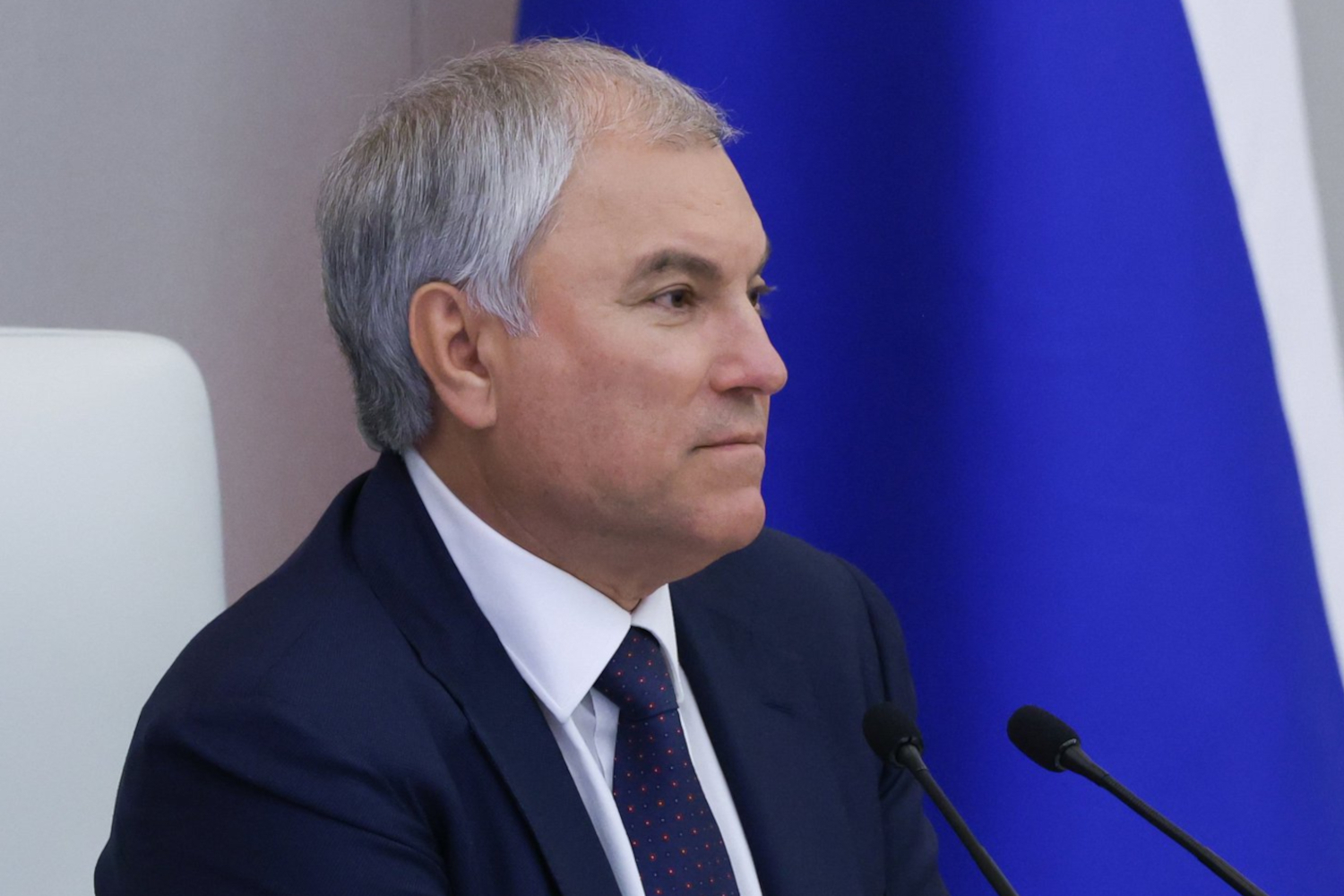 Володин – о влиянии гаджетов на демографию«Если человек практически живет в гаджете и интересуется чужой жизнью, его жизнь – вторична. Он ее не обустраивает, он не ищет спутника. И это трагедия», – высказался 22 мая спикер Госдумы Вячеслав Володин. По его мнению, чрезмерное увлечение гаджетами может способствовать снижению рождаемости, поскольку люди перестают уделять внимание собственной жизни и созданию семьи. Председатель нижней палаты отметил, что подобная тенденция наблюдается не только в России, но и в других странах.