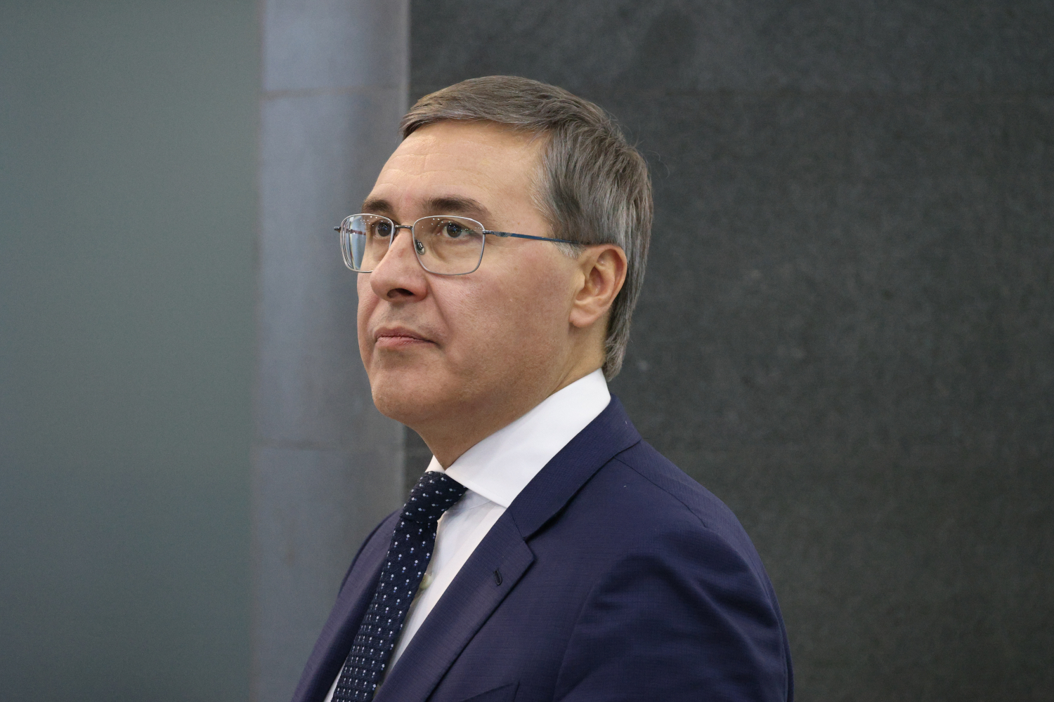 Фальков – о возможном отказе от дипломных работ«Мы возвращаемся к истокам, как это ни странно, к основам высшего образования с помощью ИИ. Я имею в виду устную оценку и коммуникации, когда способности, так же как и способности со знаком минус – “дурь каждого”, как говорят, будут видны в полном объеме», – заявил 27 мая министр науки и высшего образования РФ Валерий Фальков на круглом столе, посвященном использованию ИИ в учебном процессе и оценке выпускных работ. По его мнению, ни одна система не способна подготовить студента к вопросам преподавателя.