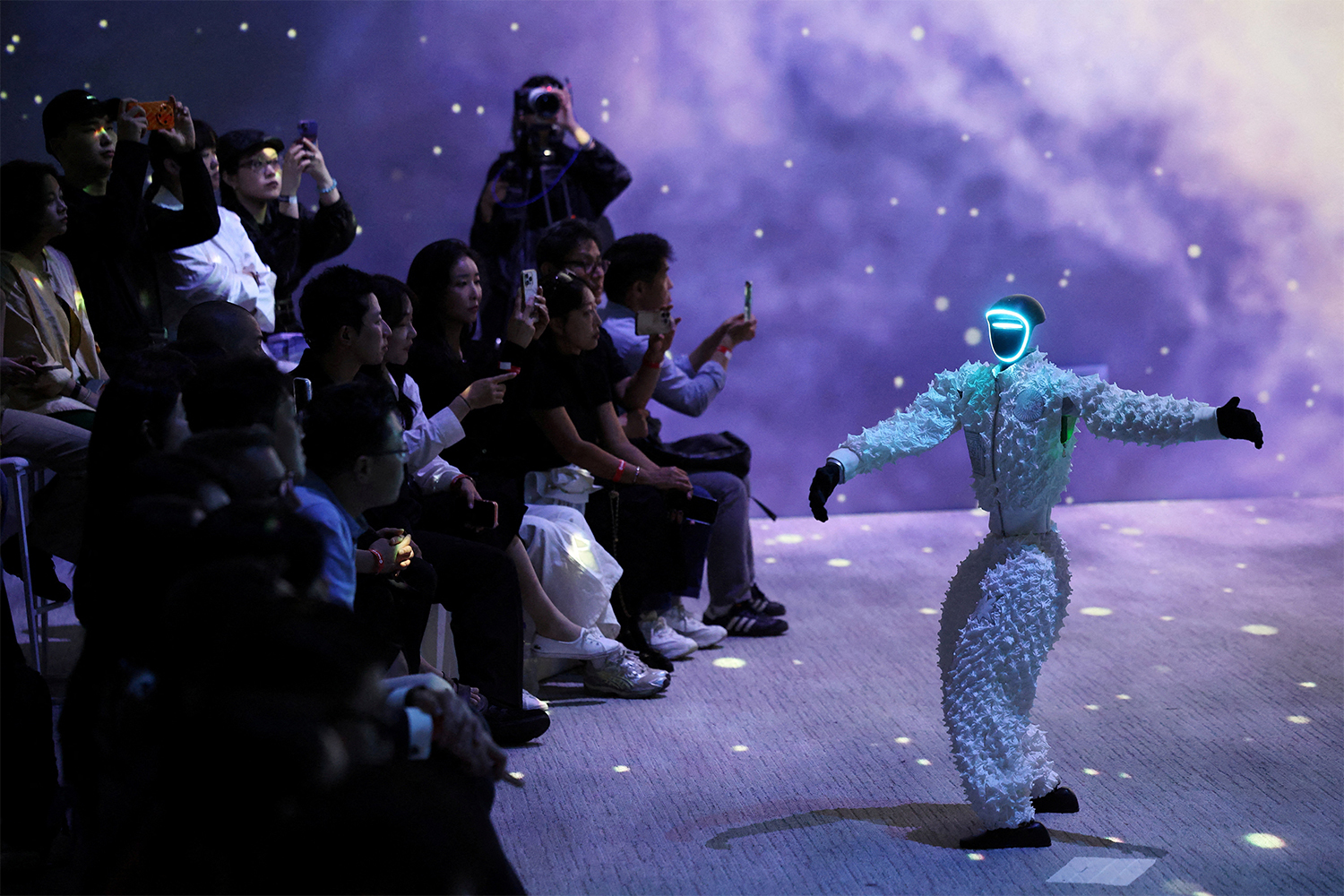 29 мая 2026 г. Гуманоид на показе Mach33: Physical AI Fashion Show компании Galaxy Corporation в Сеуле, Южная Корея.