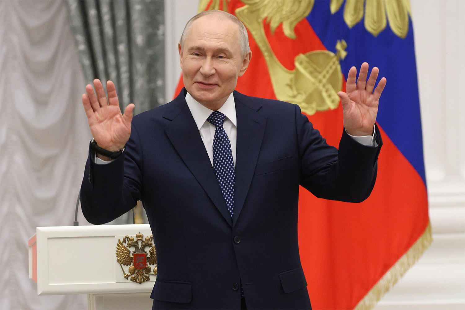 1 июня президент России Владимир Путин вручил почетные ордена многодетным родителям. Впервые звания «Мать-героиня» была удостоена француженка – Изабэлль Ларошь-Сорлин, воспитывающая десятерых детей. Всего награды получили девять семей. «Традиционные семейные ценности – важнейшие вещи, которые объединяют российское общество», – подчеркнул на церемонии глава государства.