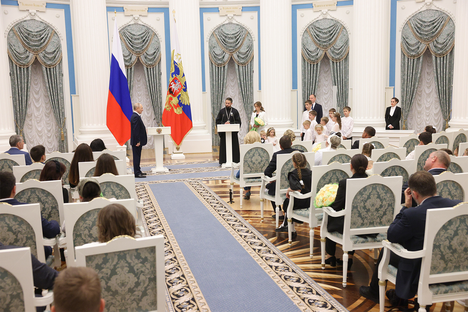 Церемония прошла в Екатерининском зале Кремля в Международный день защиты детей. «К нему [празднику] в нашей стране всегда особое, очень теплое отношение», – отметил президент.На фото: награждение настоятеля храма Донской иконы Божьей Матери в Волгодонске Николая Соловьева и его супруги Елены орденом «Родительская слава».