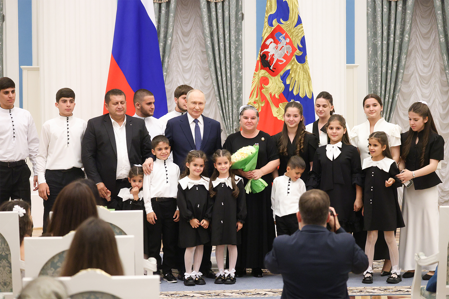 Власти стремятся создавать все условия для того, чтобы многодетных семей в России было как можно больше, отметил Путин.