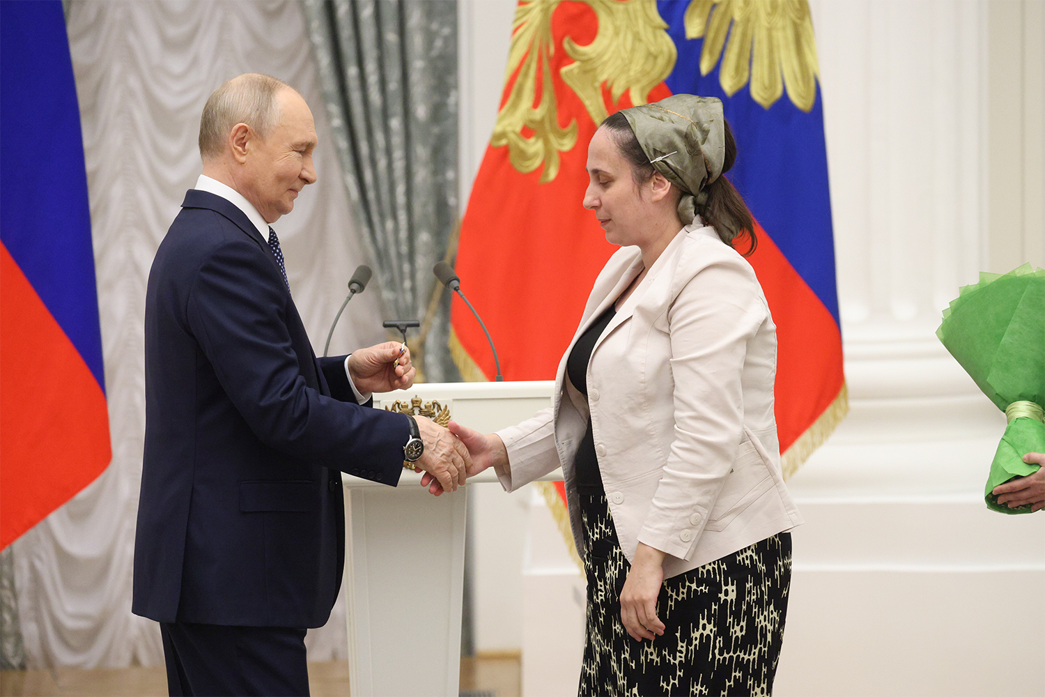 Орден «Мать‑героиня» присваивается женщинам, воспитавшим 10 и более детей, а «Родительская слава» – семьям, вырастившим семерых детей.На фото: Владимир Путин награждает жительницу Дагестана Бурлият Меджидову, у которой 12 детей.