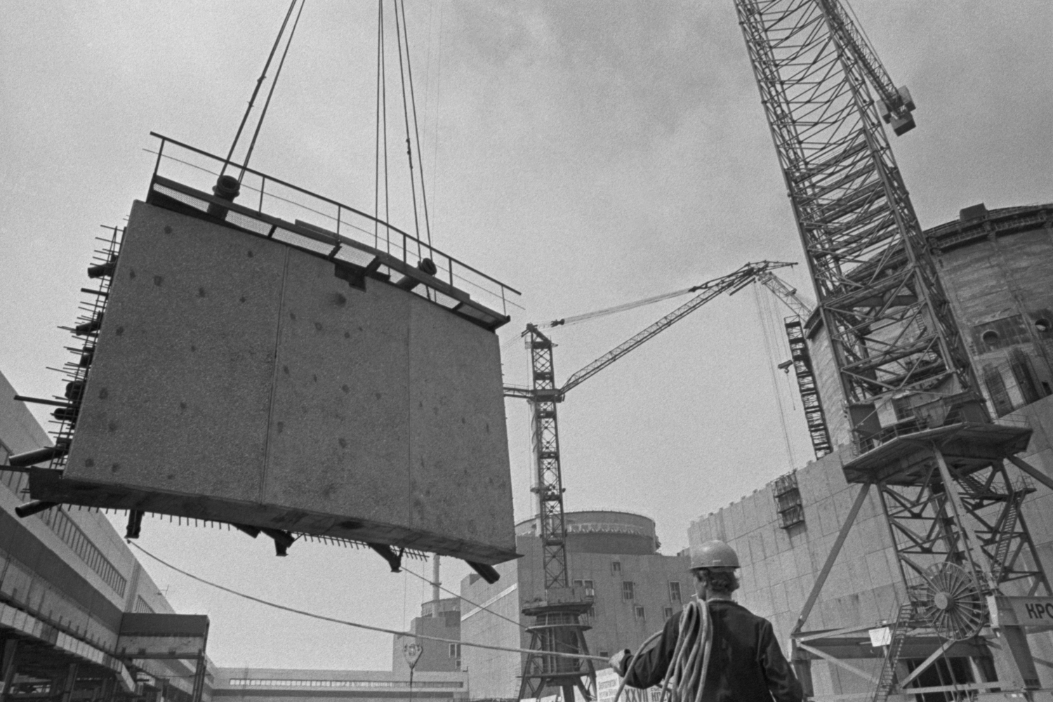 В 1970-х на фоне бурного роста промышленности и развития сельского хозяйства южные области Украины столкнулись с острым дефицитом электроэнергии: действующие тепло- и гидроэлектростанции не справлялись с потребностями региона. Для решения этой проблемы в 1978 г. Совет министров СССР принял решение о строительстве Запорожской АЭС.