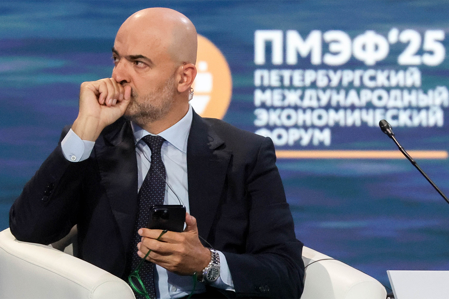 В 2025 г. вопросы российскому президенту задавал журналист из ОАЭ Надим Котеич. С 2020 г. он вел аналитическую программу «Сегодня вечером с Надимом» на Sky News Arabia, а в 2024-м возглавил телеканал. До этого Котеич работал в медиакомпаниях Ливана, Саудовской Аравии и США. Тема дискуссии, которую он модерировал, – «Общие ценности – основа роста в многополярном мире». На сессии присутствовали президент Индонезии Прабово Субианто, вице-премьер Госсовета КНР Дин Сюэсян и вице-президент ЮАР Пол Машатиле. С Путиным Котеич общался не впервые: в октябре 2024 г. журналист участвовал во встрече российского президента с главными редакторами СМИ стран БРИКС перед саммитом объединения в Казани.