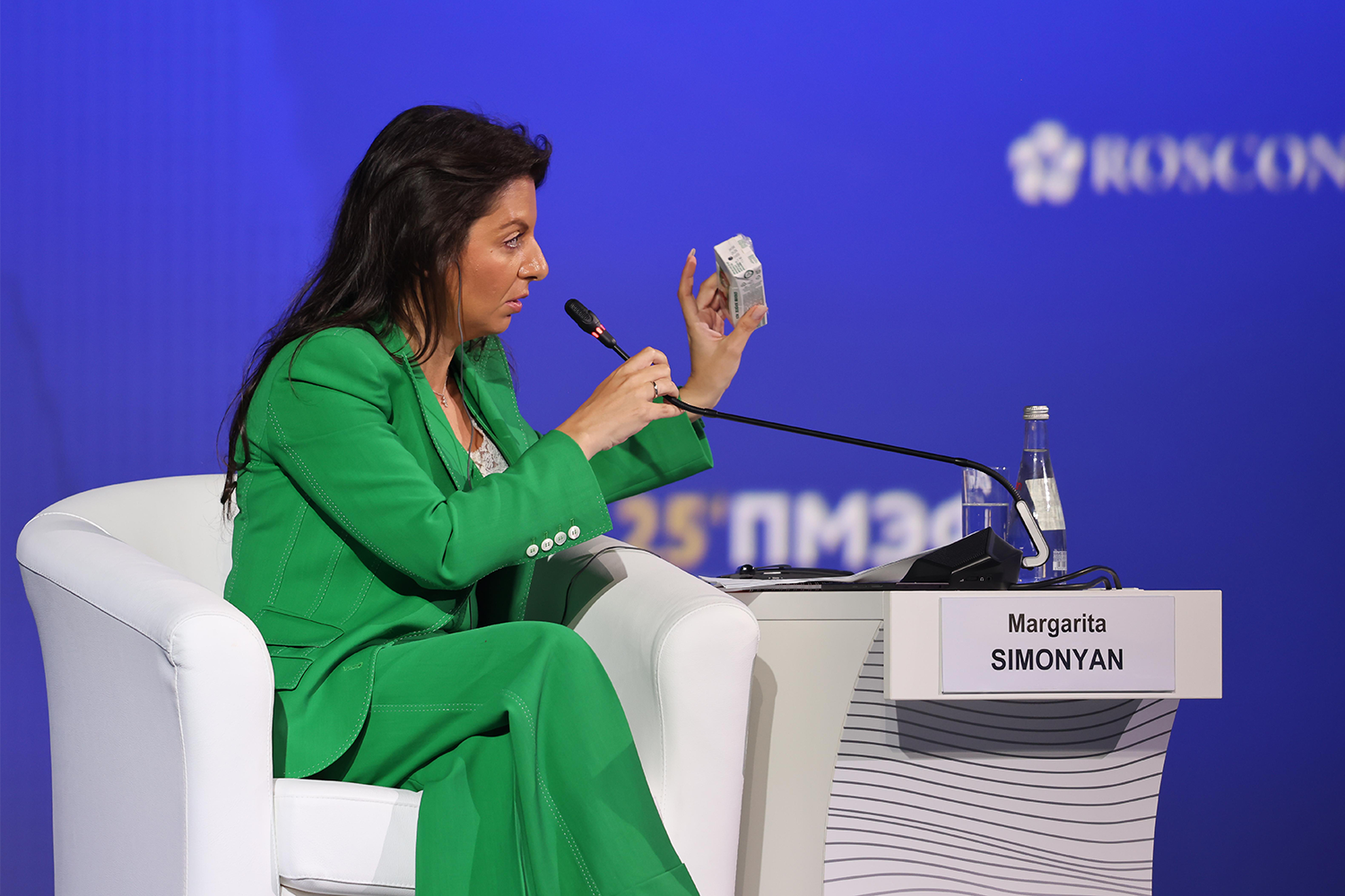 Пленарное заседание ПМЭФ-2022, центральной темой которого стал девиз «Новый мир – новые возможности», вела главный редактор медиагруппы «Россия сегодня» и телеканала RT Маргарита Симоньян. В дискуссии участвовал президент Казахстана Касым-Жомарт Токаев, а лидеры Китая и Египта Си Цзиньпин и Абдель Фаттах ас-Сиси выступили с видеообращениями. 