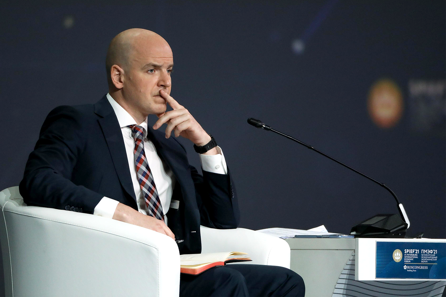 Модератором пленарной сессии ПМЭФ-2021 (девиз форума – «Снова вместе. Экономика новой реальности») выступил журналист ВГТРК Станислав Натанзон. По видеосвязи в дискуссии приняли участие канцлер Австрии Себастьян Курц и эмир Катара Тамим Бен Хамад Аль Тани. Натанзон вспоминал, что вместо любимых ярких носков ему пришлось надеть черные – такое условие поставили организаторы. Журналист самостоятельно готовился к мероприятию и практиковал йогу, чтобы справиться с волнением. Одним из неожиданных стал вопрос о посадке в Минске самолета Ryanair с Романом Протасевичем на борту, на что глава государства заявил, что такого оппозиционера не знает и «знать не хочет».