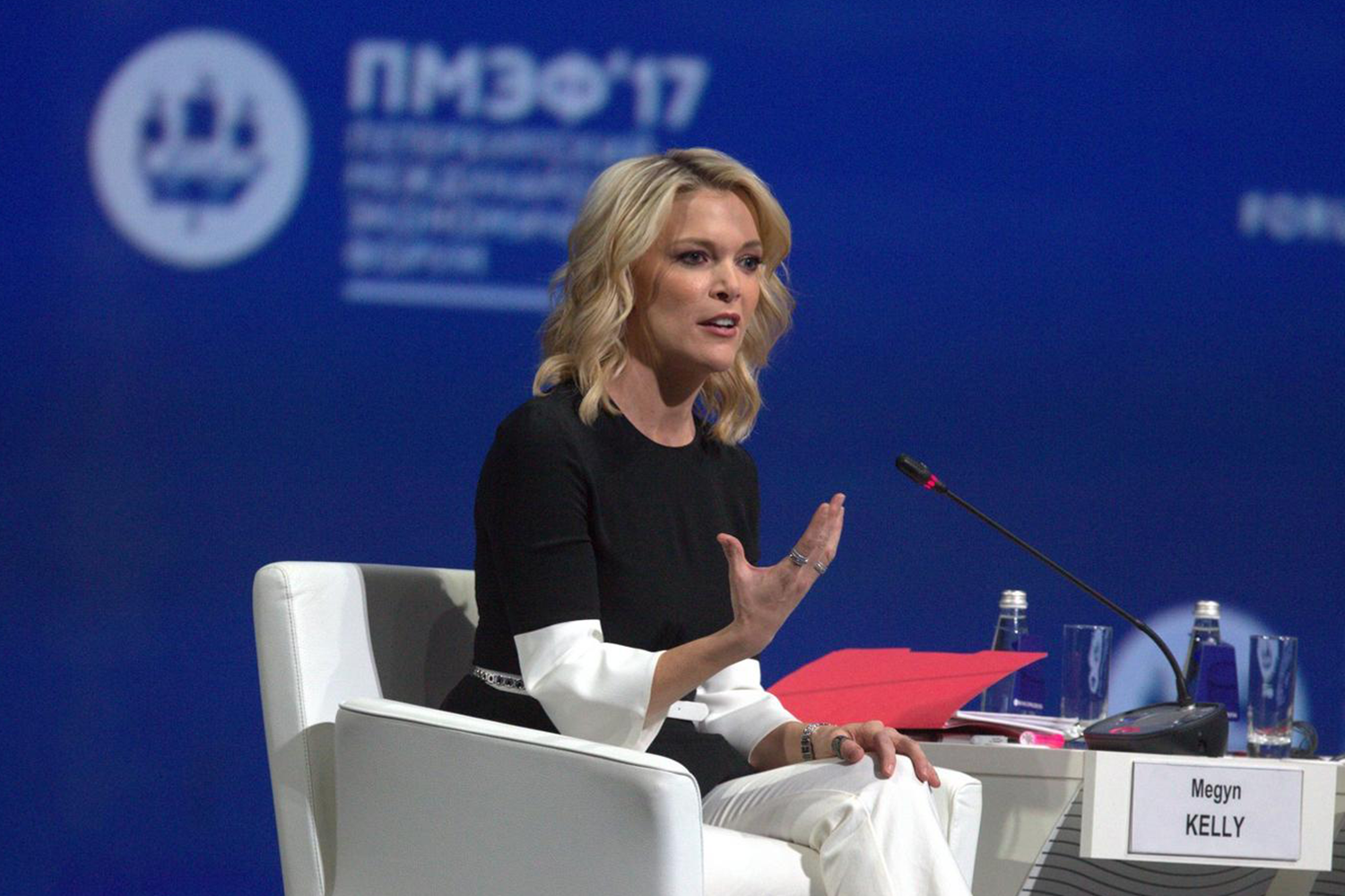 В 2017 г. пленарное заседание ПМЭФа, прошедшее под девизом «В поисках нового баланса в глобальной экономике», модерировала американская журналистка и телеведущая канала NBC Мегин Келли. Она много лет работала на Fox News и была известна острыми интервью с политиками. В ходе дискуссии Келли задавала Путину провокационные вопросы, в том числе о вмешательстве в американские выборы 2016 г. и войне в Сирии. После сессии она взяла у российского президента эксклюзивное интервью для NBC News. В «пленарке» также участвовали премьер-министр Индии Нарендра Моди, канцлер Австрии Кристиан Керн и президент Молдавии Игорь Додон.