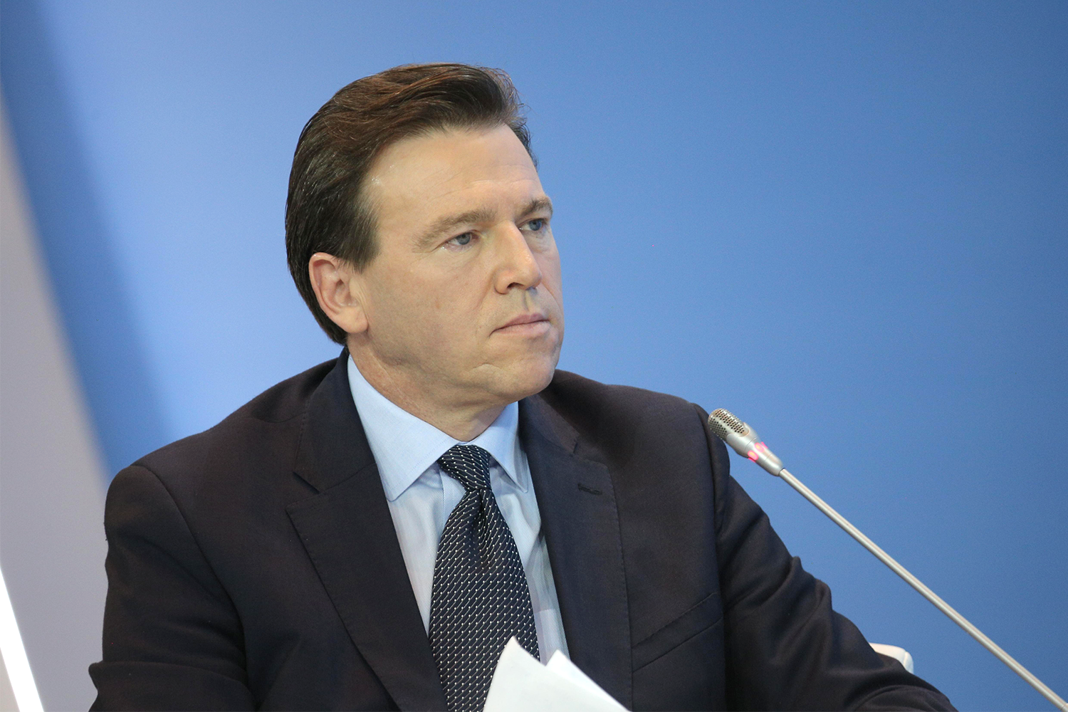 Первый модератор в современном понимании появился в 2014 г. – им стал британский финансовый журналист Джефф Катмор, которому довелось вести дискуссию под девизом «Укрепление доверия в эпоху преобразований». До этого на пленарных сессиях ПМЭФа не было медийно узнаваемого журналиста. Катмор более 30 лет работал на CNBC, где вел программу Squawk Box, посвященную открытию европейских фондовых рынков. В мероприятии приняли участие руководители крупных холдингов из Франции, Норвегии, ОАЭ и Индии. Катмор задал Путину вопросы об отношениях с Украиной и санкциях, а российский лидер в шутку назвал его «страшным человеком».