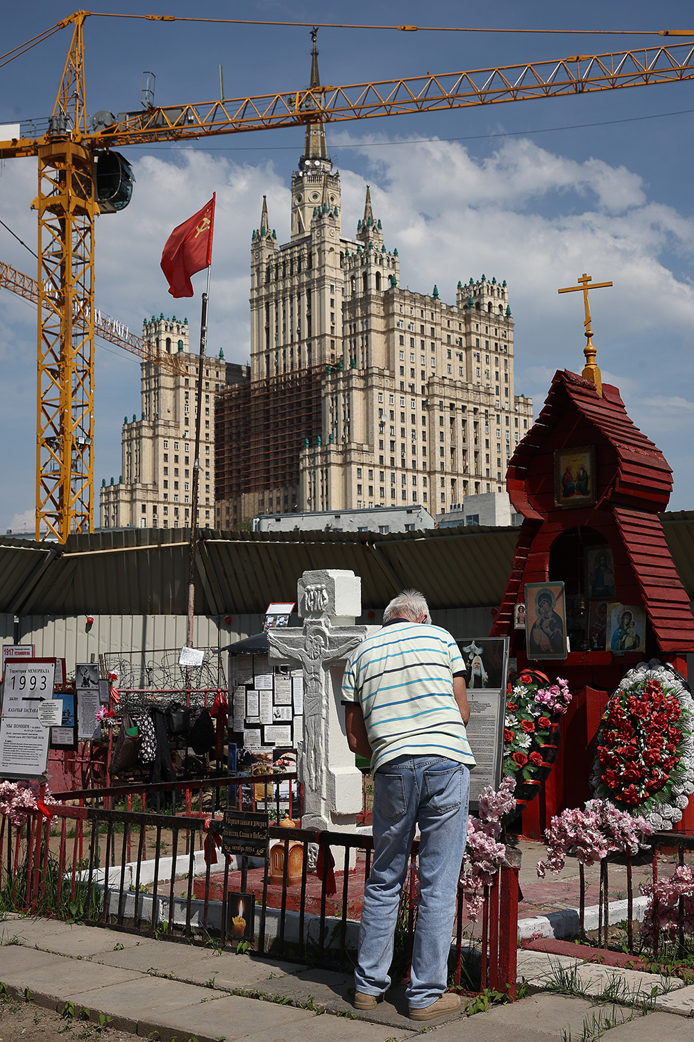 21 мая 2026 г. Мемориал в честь событий 1993 г. на фоне стройки нового ЖК.