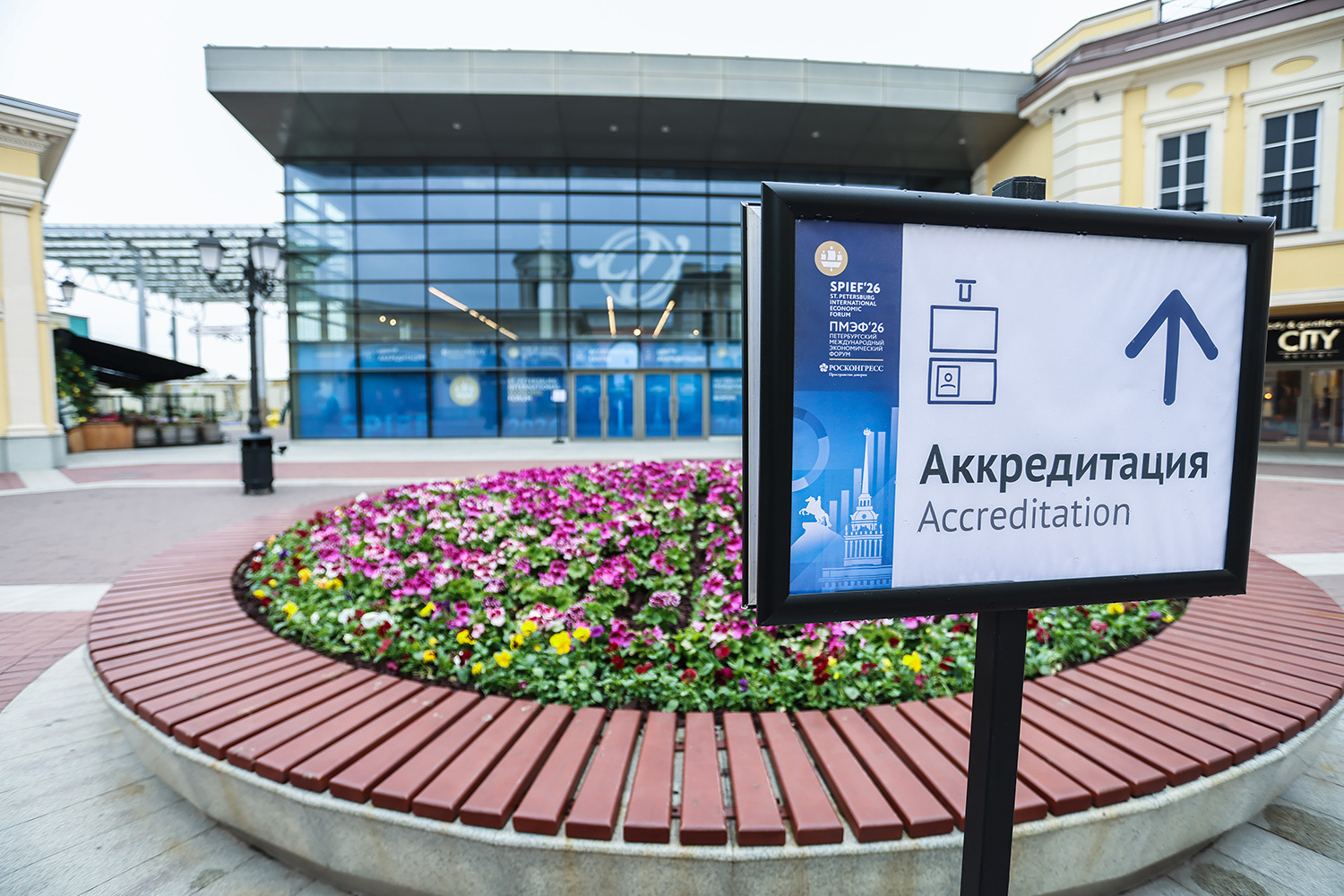 На прошлой неделе в Санкт-Петербурге высадили около 700 000 цветов. «Вазоны вдоль Пулковского шоссе наполнят ампельной сиреневой и вишневой петунией, вербеной буэнос-айресской и мюленбергией. На Московском проспекте у площади Победы лимонный тагетес высажен в виде геометрического орнамента, его дополнят объемные дуги с розовыми и красными ампельными петуниями в сочетании с ярко-зеленой ипомеей батат», – отмечали ранее в комитете по благоустройству.
