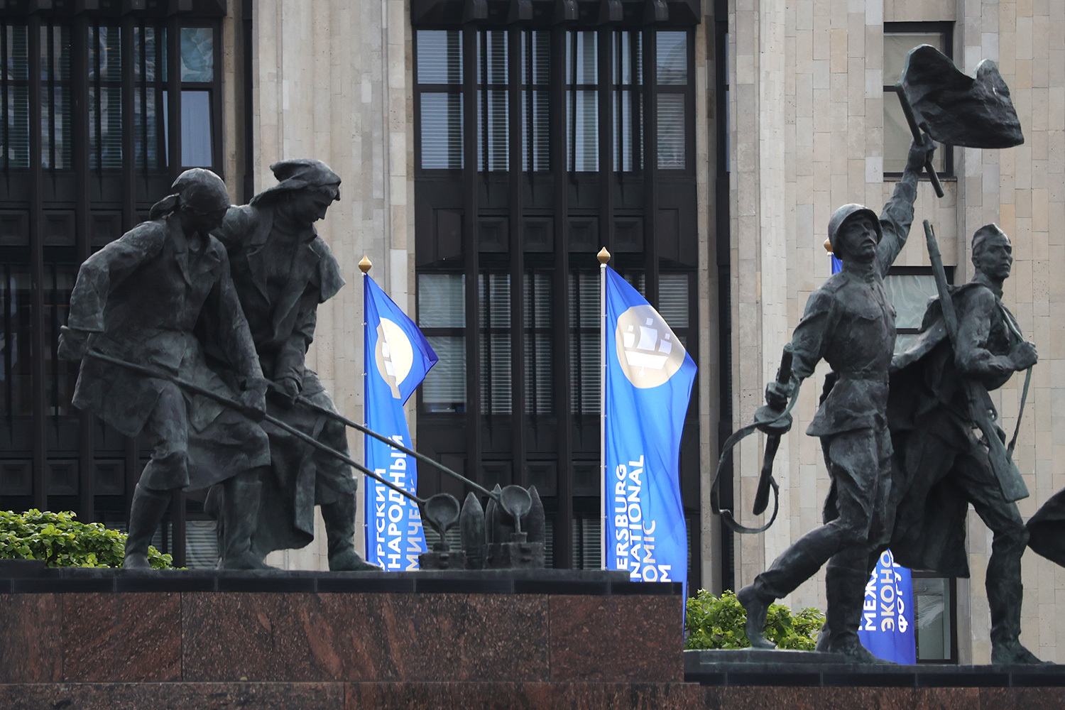 ПМЭФ традиционно служит площадкой для обсуждения ключевых экономических и социальных вопросов, заключения деловых соглашений и налаживания международных контактов. Среди участников – представители власти и бизнеса, инфлюенсеры, международные организации, а также эксперты и ученые самых разных областей. Организацией мероприятия занимается фонд «Росконгресс».