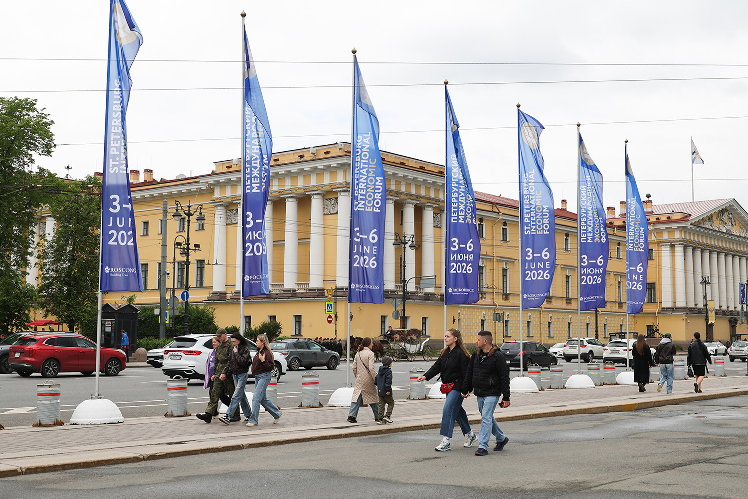 В 2025 г. ПМЭФ собрал более 24 200 участников из 144 стран и территорий. По итогам форума было подписано свыше 1000 соглашений. На фото: обстановка в преддверии ПМЭФ-2026 на Английской набережной.
