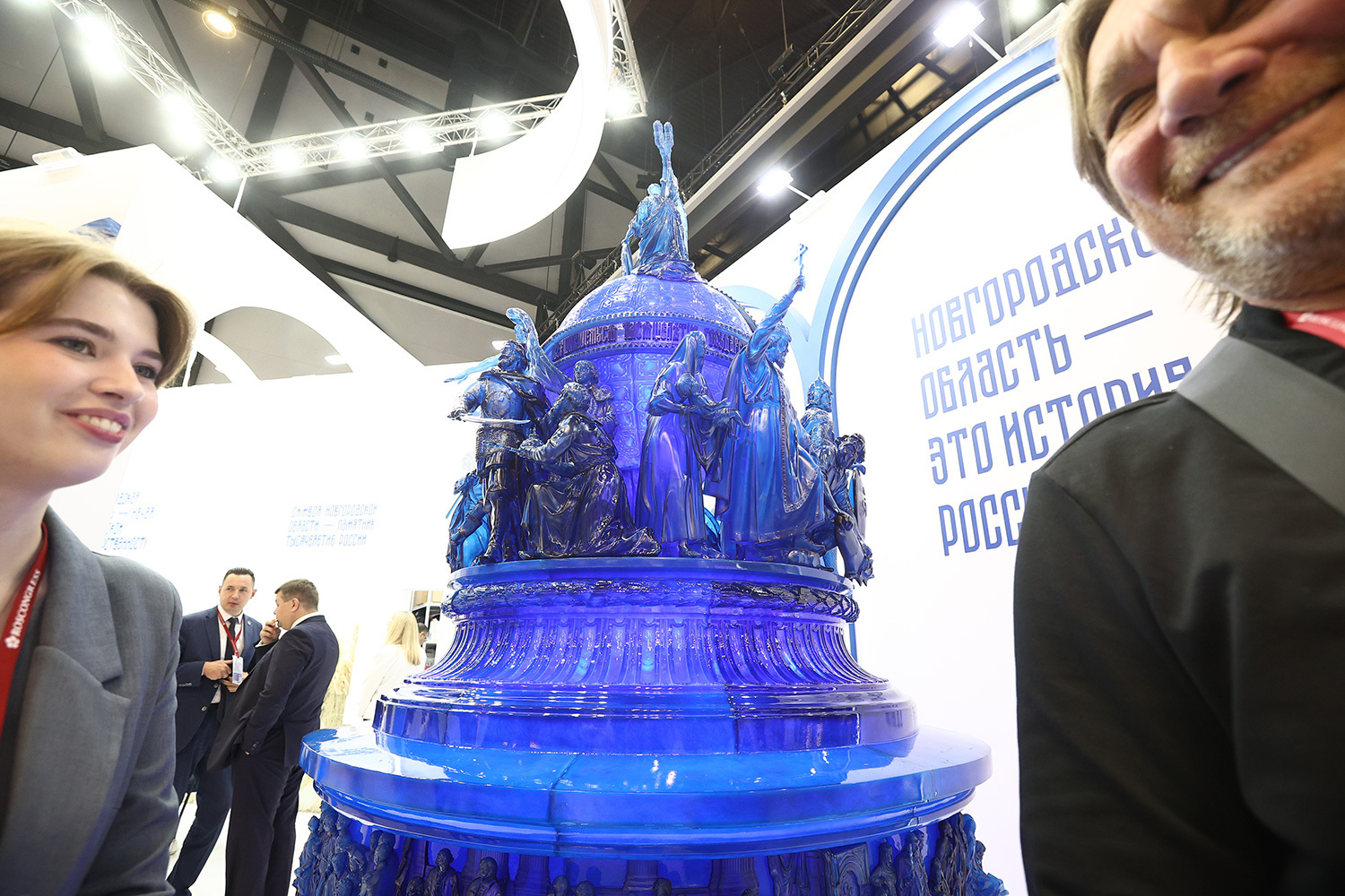 На стенде Новгородской области смонтировали трехметровую 3D-модель монумента «Тысячелетие России». Слоганом региона на ПМЭФ-2026 стала фраза «Инвестируй в великое». Планируется, что Новгородская область подпишет с партнерами 28 соглашений.