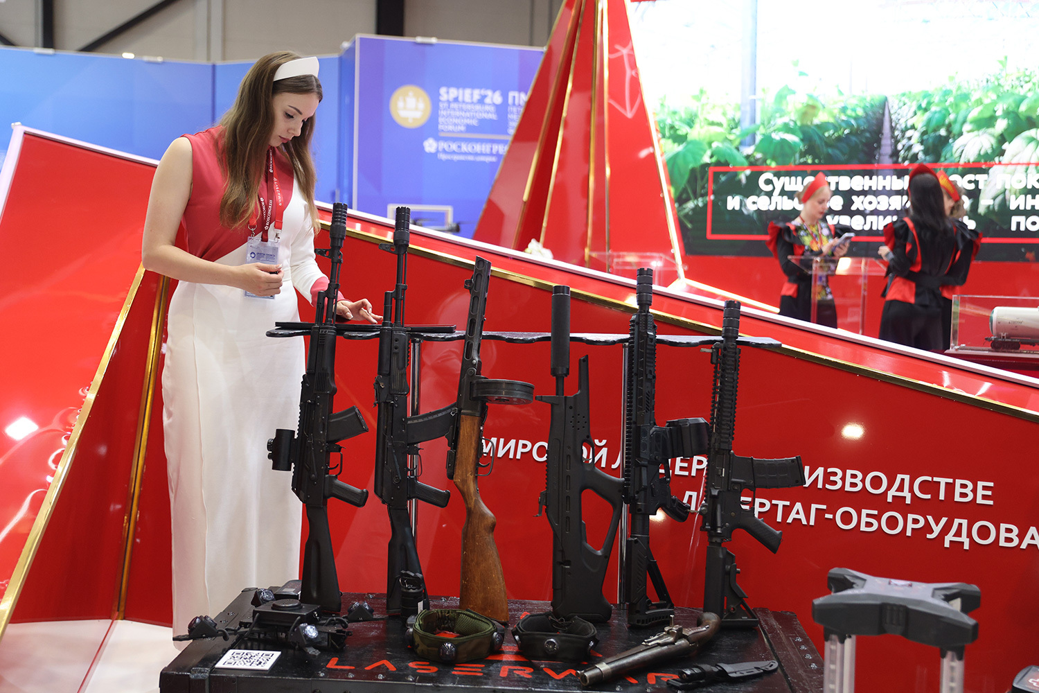 Власти Смоленской области вместе с оружием для игры в лазертаг показали реальные вооружения: квадрокоптеры-разведчики с машинным зрением и наземные роботокомплексы, способные подвезти боеприпасы на позиции. На стенде также выставлены реплики известных бриллиантов – регион считается одним из мировых центров алмазной огранки.