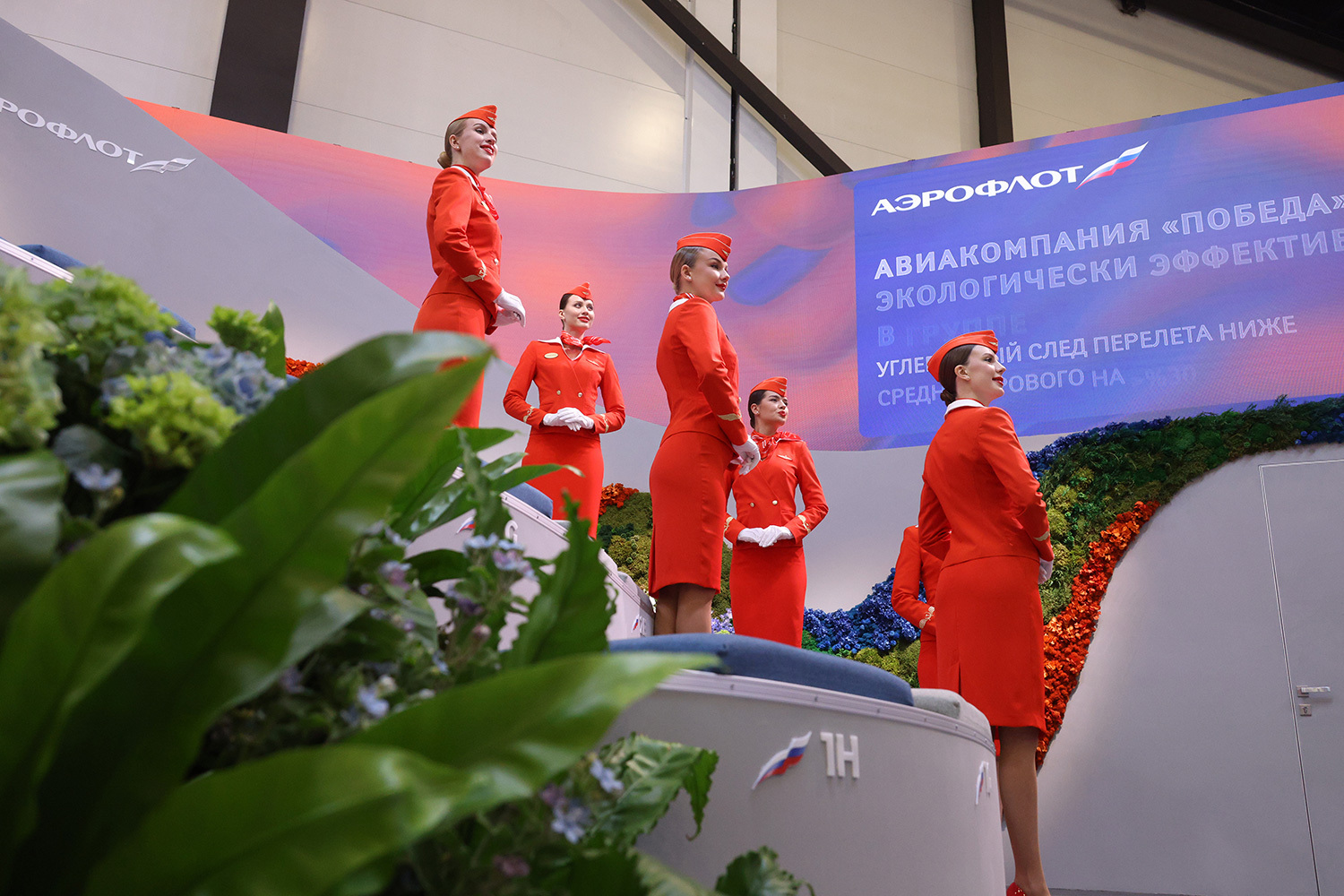 Стенд «Аэрофлота» выполнен в виде небольшого амфитеатра, в котором расположились бортпроводницы.