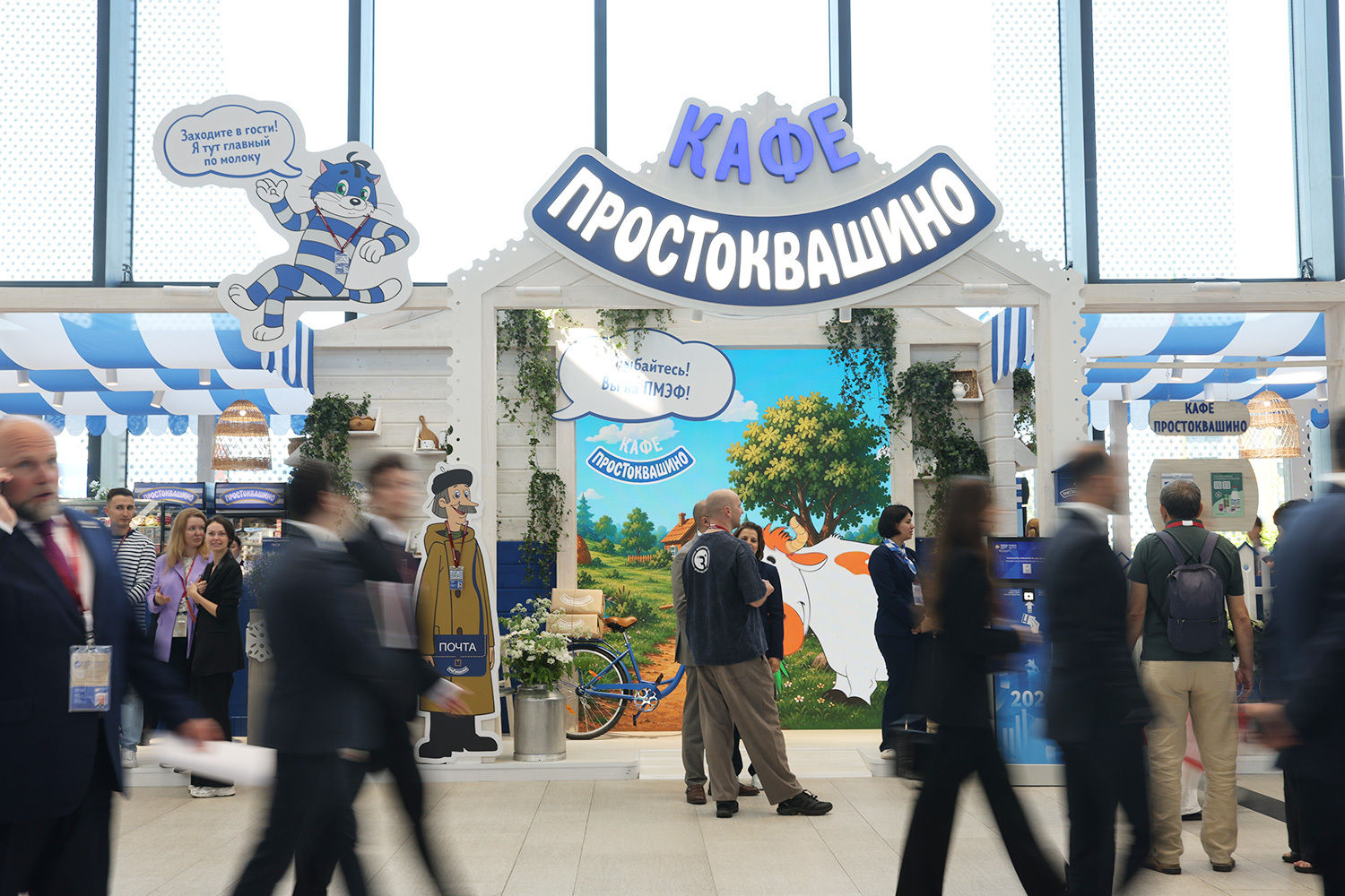 В кафе стенда «Простоквашино» гостей угощают смузи со вкусом киви-груша и с клубникой.