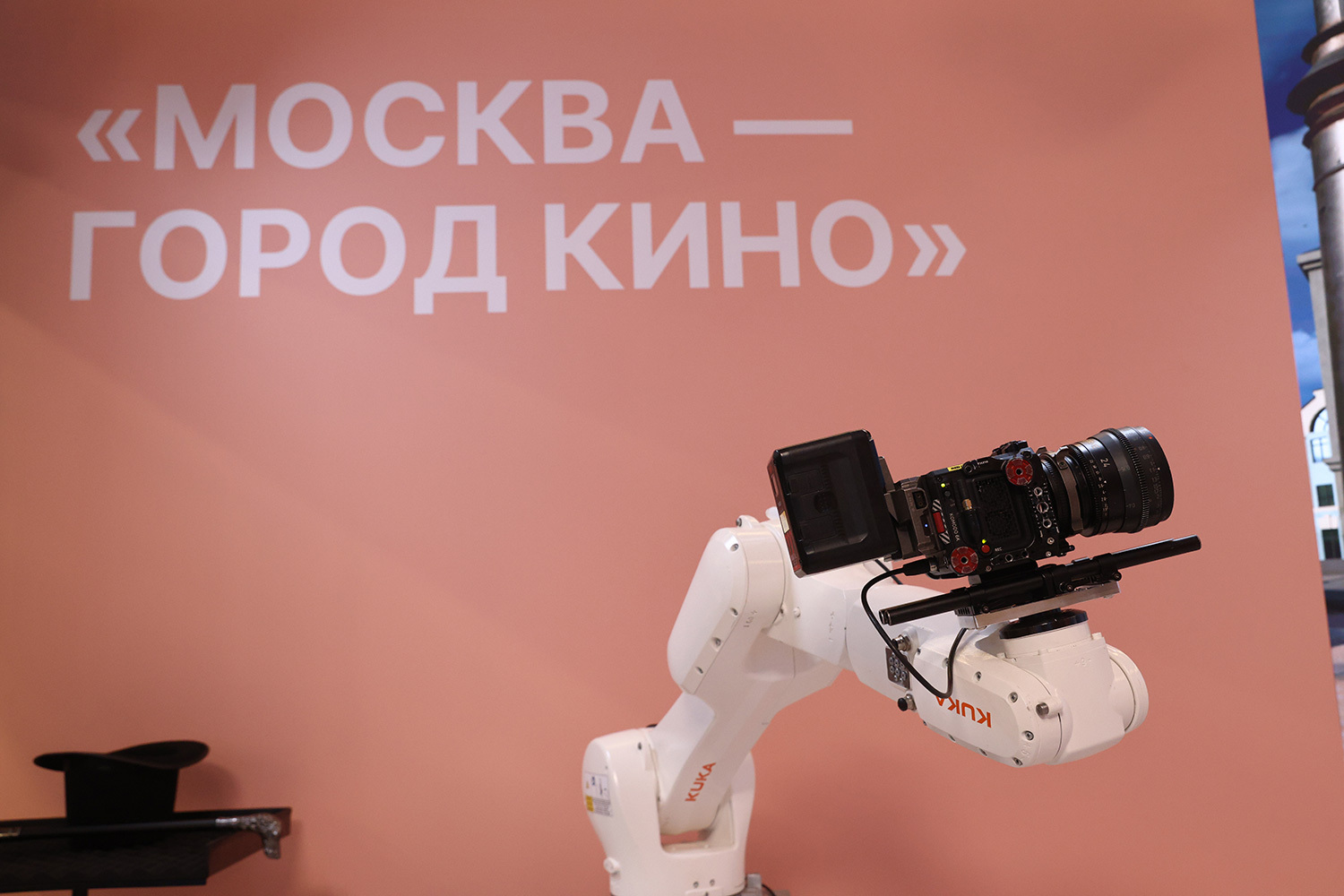 На роботизированной руке-манипуляторе KUKA закреплена профессиональная кинокамера для автоматизированной и высокоточной съемки. Система способна мгновенно ускорять и останавливать тяжелую технику, выполняя ракурсы, недоступные для человека-оператора. Гости ПМЭФа наблюдали за тем, как робот следил за картинкой и делал движущееся изображение объемным.