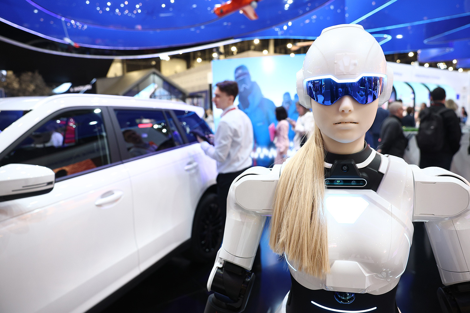 В презентации новых автомобилей на ПМЭФ-2026 принимает участие робот Айнет, способная поддерживать осмысленный диалог на нескольких языках. Благодаря продвинутому ИИ гуманоид может помогать в бытовых задачах, распознавать различные объекты, перемещать грузы, а также проводить инструктажи по технике безопасности.