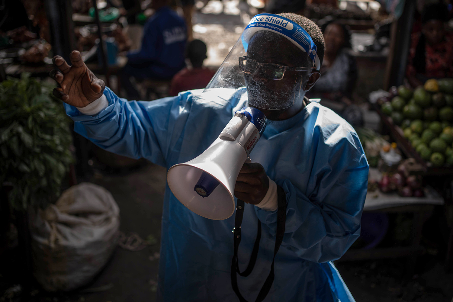 По заявлениям организации «Врачи без границ» (MSF), предпринимаемые международным сообществом меры пока что отстают от темпов распространения инфекции. В частности, медики рассказывают про недостаток масок и систем тестирования. На этом фоне руководство ВОЗ отметило, что вспышка остается под контролем, но программа по ее ликвидации и правда недофинансирована: по состоянию на 30 мая поступила только треть необходимой суммы. Африканский центр по контролю и профилактике заболеваний оценил потенциальные затраты в $319 млн.