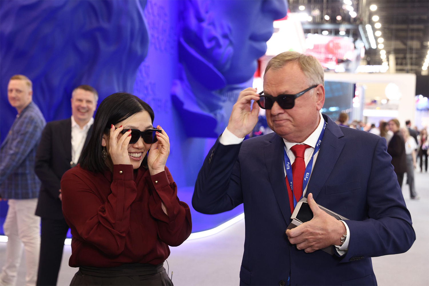 5 июня 2026 г. Основательница Wildberries, глава RWB Татьяна Ким и президент-председатель правления ВТБ Андрей Костин на полях ПМЭФ.