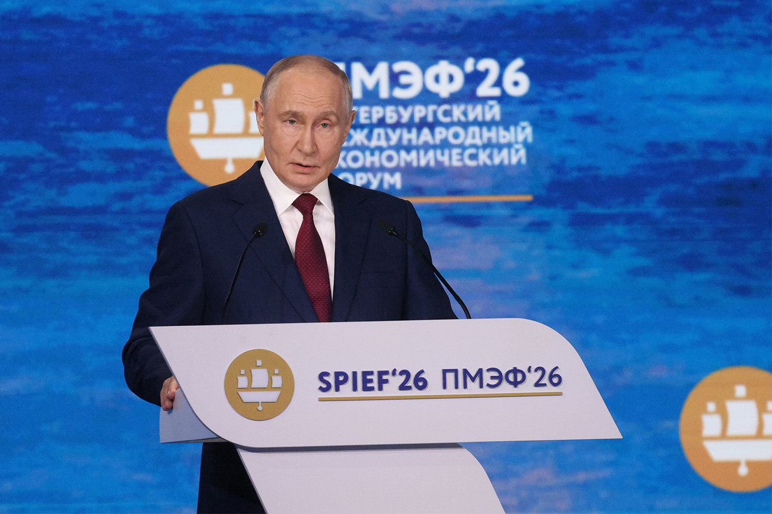 Путин – о технологическом лидерстве«Искусственный интеллект, автономные системы и платформенные решения являются ключевыми технологиями настоящего и будущего, способными менять жизнь граждан, работу бизнеса и деятельность государства», – заявил президент России Владимир Путин в ходе пленарной сессии ПМЭФа. По словам главы государства, прежде Запад рассматривался как источник технологического развития, а сейчас, по его мнению, ситуация с технологическим лидерством в мире меняется.