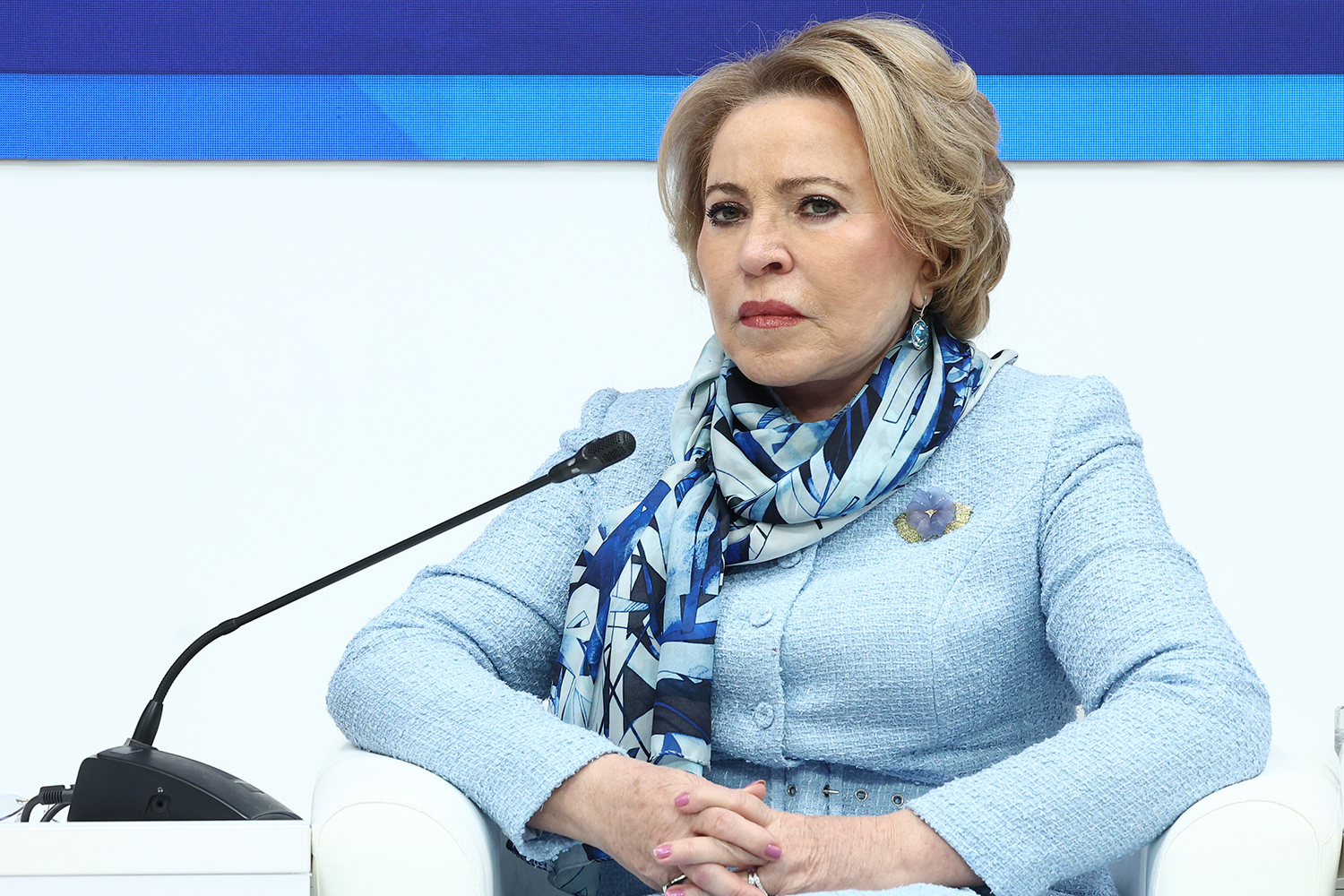 Матвиенко – о клубе «миллионеров»«Давайте создадим клуб миллионеров – тех, кто заботится о семьях, и входной билет – всего миллион рублей на каждого ребенка. Это не так много, будет очень символично», – сказала спикер Совета Федерации Валентина Матвиенко во время сессии «Золотой стандарт корпоративной демографии». Она также предложила измерять успех человека тем, сколько детей родилось в его семье. Говорить об успешном развитии экономики без обсуждения демографии невозможно, отметила Матвиенко.