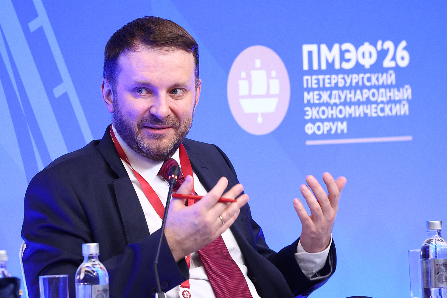 Орешкин – о будущем«Не нужно ждать, что санкции отменятся. Мир, который был ранее, не вернется. Необходимо активно развиваться на внутренней площадке», – заявил на ПМЭФе помощник президента РФ Максим Орешкин. Он также призвал отойти от оборонительной модели в отношениях с Западом. «От чисто оборонительной модели, которая у нас была в 2022–2023 гг., мы постепенно переходим к более сбалансированной, и это движение надо только ускорять и усилять», – отметил чиновник.