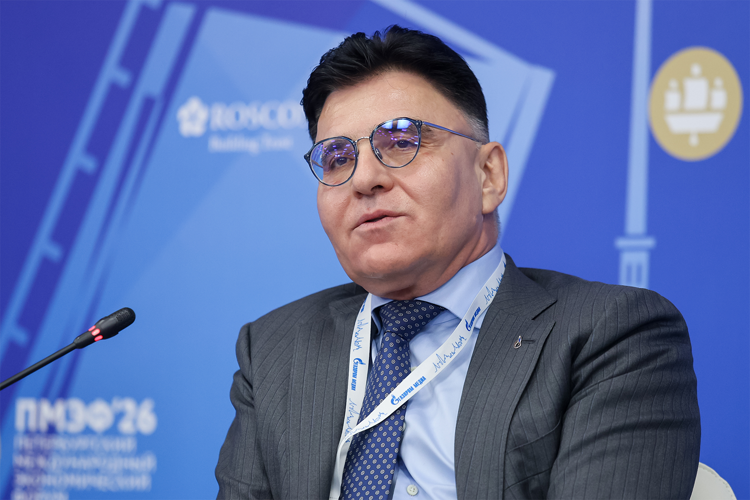 Жаров – о многодетных сотрудниках«Если вы выбираете между холостяком и многодетным, выбирайте многодетного. У многодетного есть три важных качества. Он не боится сложностей. Он понимает, что любая ситуация разрешима, и это важно. И самое главное – он внимательно относится к людям. Если ты невнимательно относишься к своим детям, ну, ты не родитель. Соответственно, это все экстраполируется на всех. Поэтому призываю вас: хотите стать лидером – создайте большую семью, пройдите через это приятное испытание и достигните высот», – отметил генеральный директор «Газпром-медиа» Александр Жаров на сессии «Большая семья – большие охваты. Новая демография и нарративы для медиаменеджеров». По его словам, опыт воспитания шестерых детей позволил ему отточить навыки кризисного менеджмента, делегирования, стрессоустойчивости, стратегического планирования и урегулирования конфликтов.