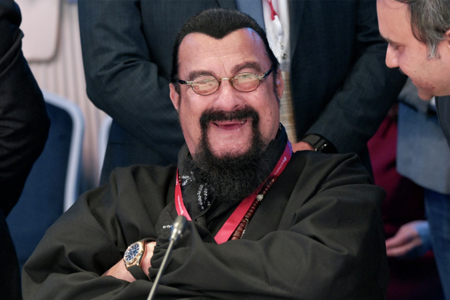 Сигал – о навязывании повестки в Голливуде«Голливуд пал под натиском тех групп, с которыми я никогда не был согласен. Вы знаете, я даже получил когда-то записку, в которой говорилось, что любой фильм, который вы снимаете, – в нем в ведущих ролях должны быть представители культур сексуально раскрепощенных. То есть они нам, режиссерам, говорили о том, каких героев, актеров мы должны показывать в наших фильмах… Если мы не сделаем этого, то, как они говорили, наши фильмы не смогут быть представлены на «Оскар» или на другие награды», – рассказал актер и режиссер Стивен Сигал во время выступления на панельной дискуссии «Россия – США: диалог культур».