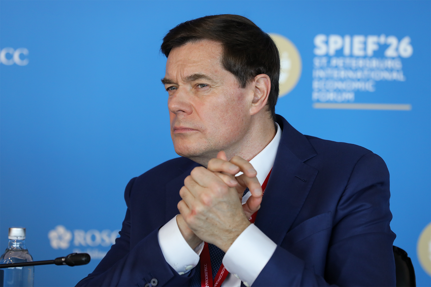 Мордашов – о важности налоговой предсказуемости«Для развития отечественного бизнеса важна налоговая предсказуемость», – высказал мнение председатель совета директоров ПАО «Северсталь» Алексей Мордашов на сессии «Драйверы роста: большие идеи от практиков бизнеса». По его словам, низкие налоги были российским конкурентным преимуществом, но теперь ситуация серьезно изменилась. Мордашов отметил, что вступившие в силу в начале 2026 г. новые параметры оказали существенное влияние на малый и средний бизнес. «Они существенно подняли расходы, поменяли регуляторную среду. И бизнесы начинают все больше закрываться или уходить в тень», – отметил бизнесмен.