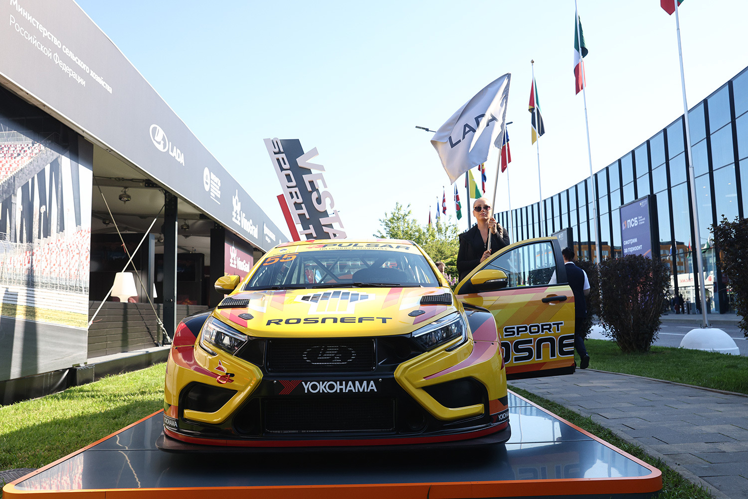 На ПМЭФ‑2026 также показали гоночную LADA Vesta TCR от LADA Sport ROSNEFT – гоночный болид для класса SMP TCR Russia («Туринг»). Автомобиль оснащен 1,8‑литровым турбомотором (340–350 л. с.), секвентальной КПП, аэродинамическим обвесом и шинами Yokohama.