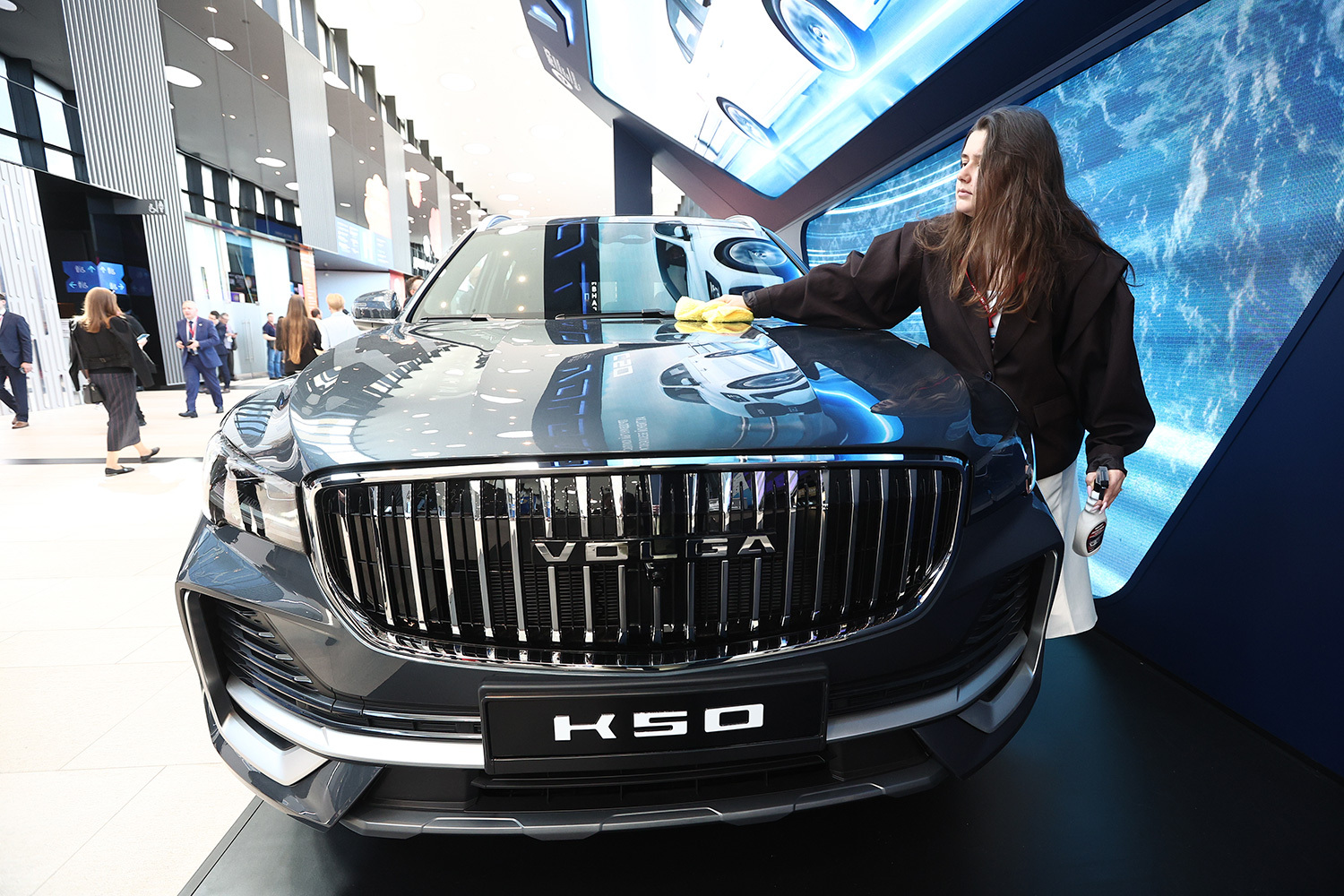 Volga K50 построена на платформе Geely Monjar. Под капотом кроссовера – 2‑литровый турбодвигатель мощностью 238 л. с., коробка – 8‑ступенчатый автомат, привод – полный. Цена стартует от 4 199 000 руб.