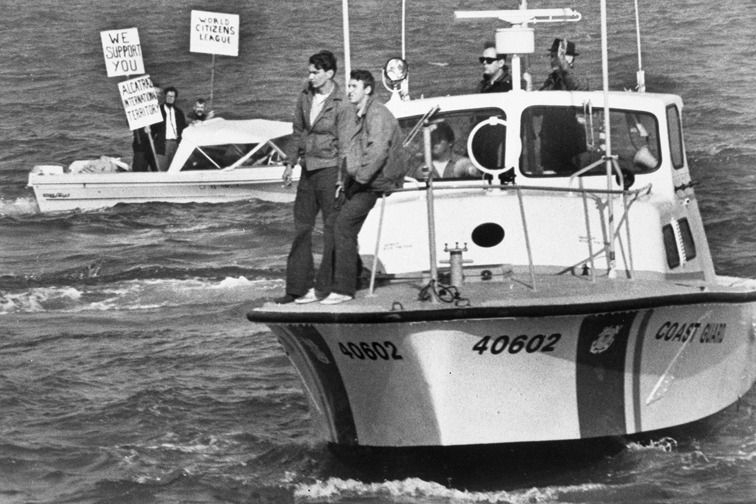 Утром 11 июня 1971 г. два катера береговой охраны с тридцатью пятью вооруженными маршалами причалили к острову. Группа захвата действовала стремительно: они блокировали жилые корпуса, перерезали единственную телефонную линию, с помощью которой оккупанты поддерживали связь с берегом, и через громкоговоритель потребовали сдаться. Активисты не оказали никакого сопротивления. Как позже вспоминала ЛаНеда Минс в интервью The New York Times, их целью было показать всей стране, как коренных американцев вышвыривают с их собственной земли. Все пятнадцать человек были арестованы и доставлены в федеральный суд Сан-Франциско, где им предъявили обвинения в незаконном проникновении на федеральную территорию и сопротивлении властям. Однако судья Джордж Б. Харрис быстро закрыл дело, сославшись на отсутствие злого умысла, и уже через месяц все обвинения были сняты.