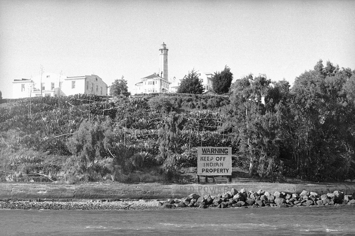 11 июня 1971 г. закончилась 19-месячная оккупация острова Алькатрас представителями коренных народов Северной Америки – самая продолжительная акция гражданского неповиновения в истории индейского движения. Как развивались события – в галерее «Ведомостей».Захват Алькатраса стал вершиной протеста против политики США в отношении коренных народов. Инициаторами выступила группа активистов, назвавшая себя «Индейцами всех племен», в которую входили студенты из Калифорнийского университета, ветераны индейского движения и простые семьи. Формальным лидером являлся 26-летний мохок Ричард Оукс. 20 ноября 1969 г. группа из 89 человек высадилась на острове, который был заброшен после закрытия знаменитой тюрьмы строгого режима. Активисты сменили официальную табличку на самодельный плакат: «Добро пожаловать на индейскую землю. Проход воспрещен без разрешения».