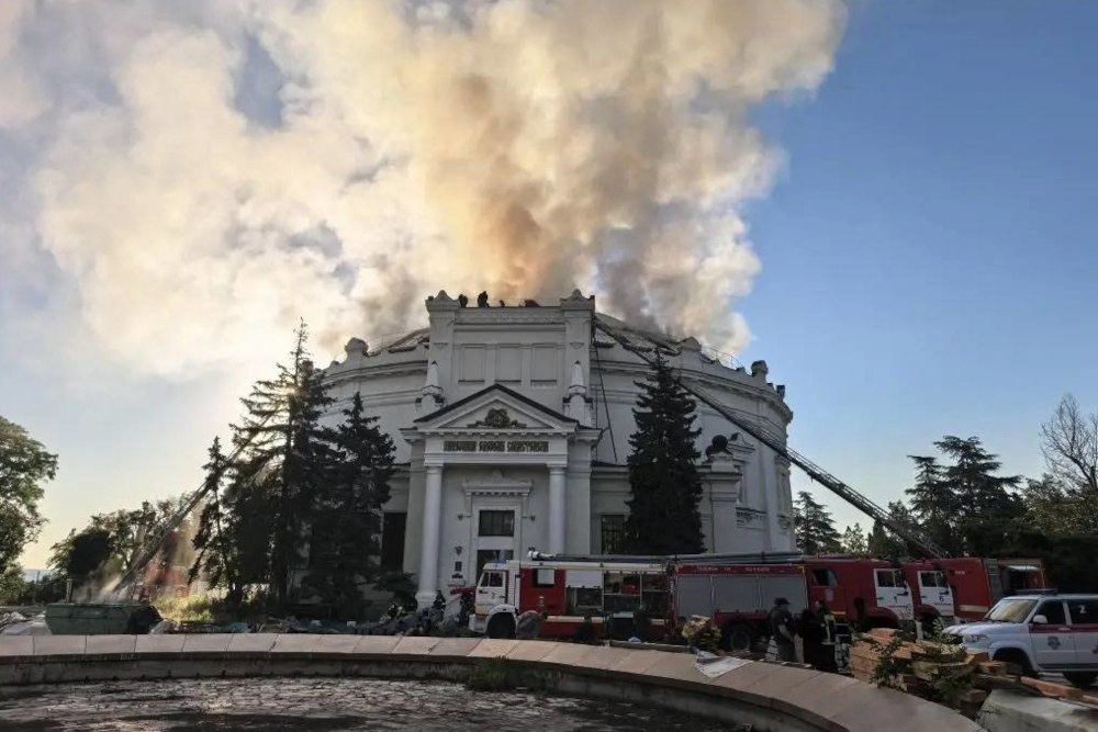 10 июня губернатор Севастополя Михаил Развожаев сообщил, что в результате удара беспилотника поврежден музей-панорама «Оборона Севастополя 1854–1855 гг.». Он назвал ситуацию крайне сложной, а шедевр Франца Рубо – практически уничтоженным. Во время вооруженных конфликтов памятники культуры подлежат охране в соответствии с Гаагской конвенцией 1954 г. и Вторым протоколом к ней. Кроме того, в 2017 г. Совет Безопасности ООН единогласно проголосовал за резолюцию о защите исторического наследия под номером 2347. Какие культурные объекты были атакованы, повреждены или полностью разрушены, несмотря на международные договоренности, – в галерее «Ведомостей».Севастопольская панорама открыта в 1905 г. в честь 50-й годовщины обороны города в период Крымской войны 1853–1856 гг. В то время против России выступил военный союз Османской империи (Турции), Великобритании, Франции и королевства Сардиния (Италии). Неприятели предприняли шесть обстрелов и два штурма Севастополя. Город защищали адмирал Павел Нахимов, хирург Николай Пирогов, писатель Лев Толстой и тысячи других россиян. По задумке автора панорамы Франца Рубо, посетители музея-ротонды словно переносятся на Малахов курган во время первого штурма англо-французскими войсками в июне 1855 г. Батальный памятник считается шедевром и в России, и за ее пределами. Ранее он серьезно пострадал во время Великой Отечественной войны, но был восстановлен в 1954 г.
