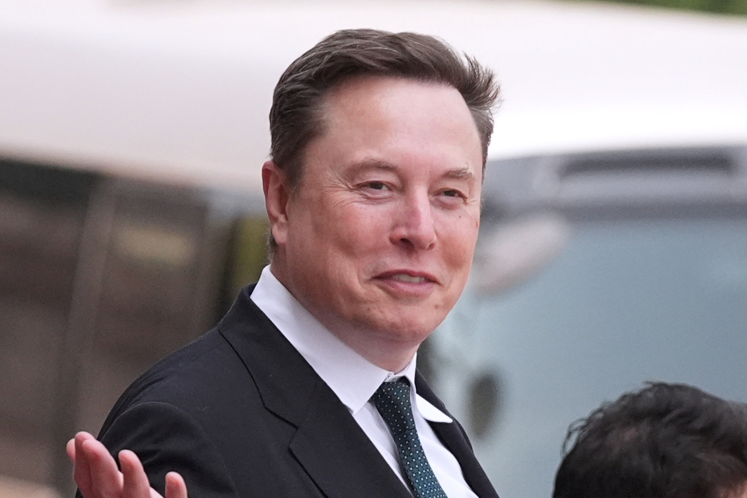В мае 2026 г. SpaceX официально объявила о выходе на биржу. 11 июня аэрокосмическая компания разместила 555,6 млн акций по цене $135 за штуку, привлекая около $75 млрд. В числе инвесторов – суверенные фонды Саудовской Аравии, Кувейта и Катара. По данным Reuters, после начала торгов стоимость активов (Tesla, Neuralink, The Boring Company, xAI и соцсети X), принадлежащих Илону Маску, превысила $1,1 трлн, что сделало его первым в мире триллионером. Теперь большая часть состояния бизнесмена сосредоточена в SpaceX, где ему принадлежит доля акций стоимостью около $866 млрд.