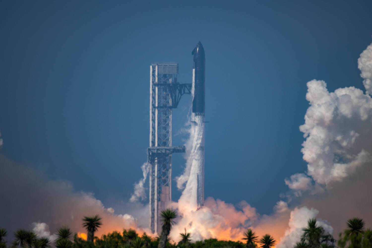 Аэрокосмическая компания SpaceX провела крупнейшее в истории IPO на нью‑йоркской бирже Nasdaq и привлекла $85,7 млрд с учетом доразмещения, передает CNBC. В результате основатель и гендиректор корпорации Илон Маск стал первым в мире триллионером. Кто бил рекорды, выходя на рынок, – в подборке «Ведомостей».SpaceX – $75 млрдДата IPO: 12 июня 2026 г.SpaceX Илона Маска подала заявку на IPO еще 21 мая 2026 г. В ходе размещения аэрокосмическая компания предложила инвесторам $555,6 млн акций по $135 за штуку. Итоговая сумма – $85,7 млрд – стала известна после реализации опционов. Высокий спрос позволил андеррайтерам продать дополнительно 83,3 млн акций, что увеличило сумму сделки почти на $11 млрд. Рыночная капитализация корпорации достигла почти $1,77 трлн. В проспекте к IPO SpaceX обозначила амбициозные долгосрочные планы – развертывание орбитальных дата‑центров (не ранее 2028 г.) и создание поселений на Марсе. Поддержку компании обеспечили объединение с xAI в феврале 2026 г. и соглашение с Google. После выхода на биржу более 4400 нынешних и бывших сотрудников SpaceX могут стать миллионерами, пишет The New York Times, ссылаясь на анализ инвестиционной платформы Hill.com. В их числе не только руководители и инженеры, но и простые работники с небольшими зарплатами.