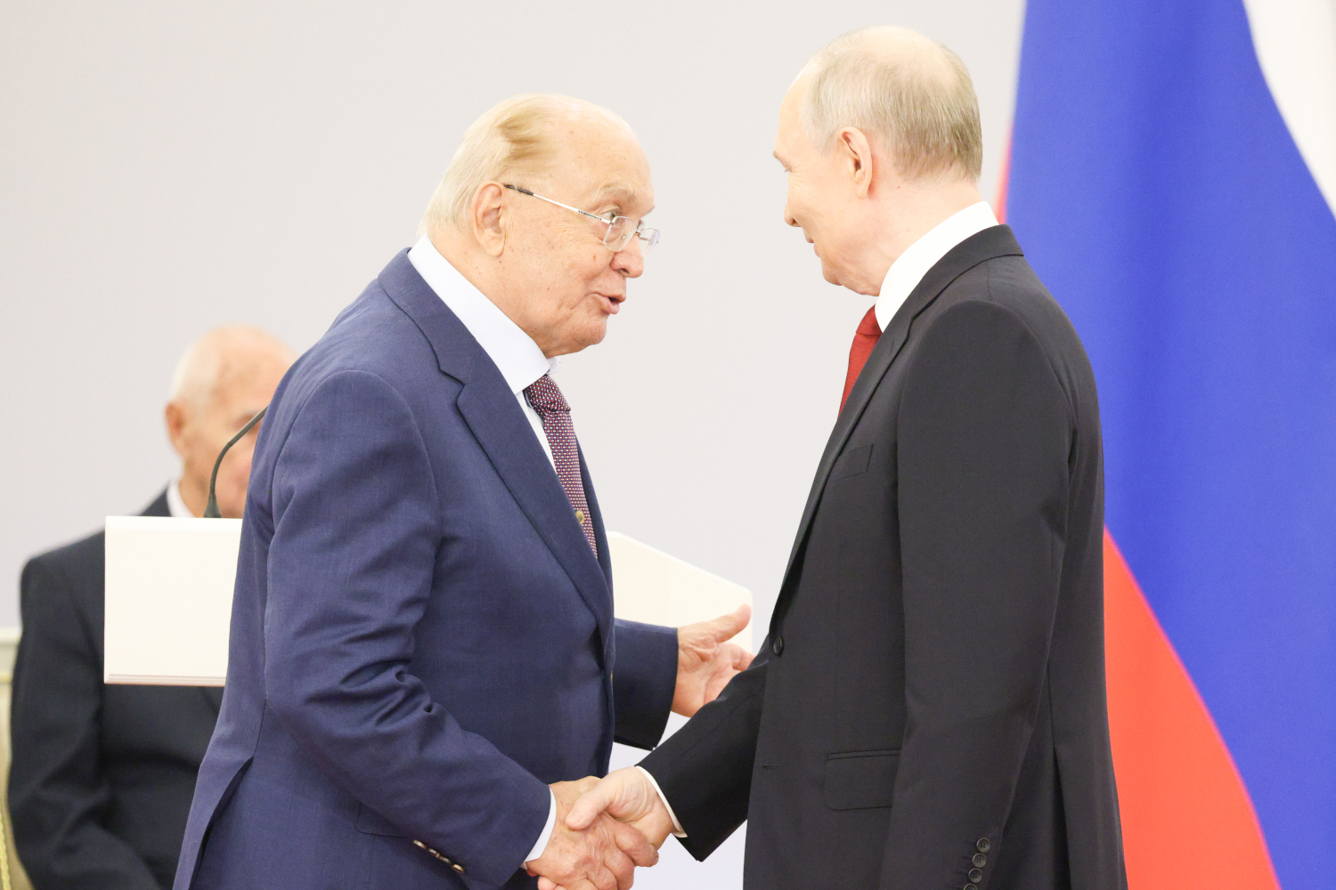 Награждение ректора МГУ Виктора Садовничего. Он, по словам главы государства, внес огромный вклад в&nbsp;сохранение лучших традиций фундаментального и&nbsp;классического образования в стране.