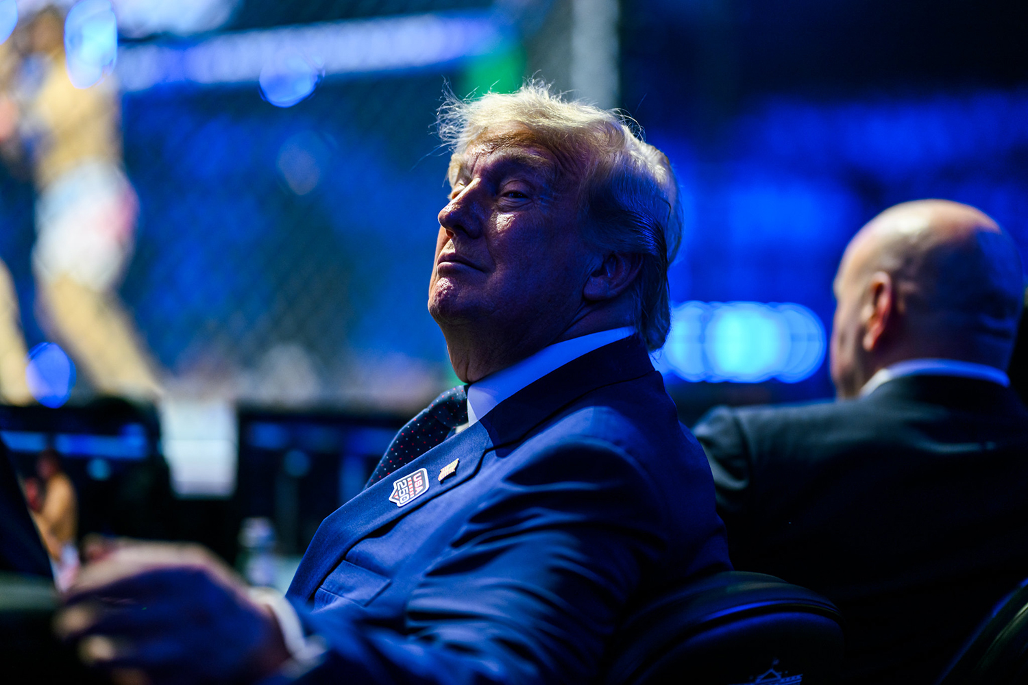 На лацкане у Трампа была булавка UFC под стандартным американским флагом. За несколько часов до начала боев президент США объявил о завершении конфликта с Ираном.