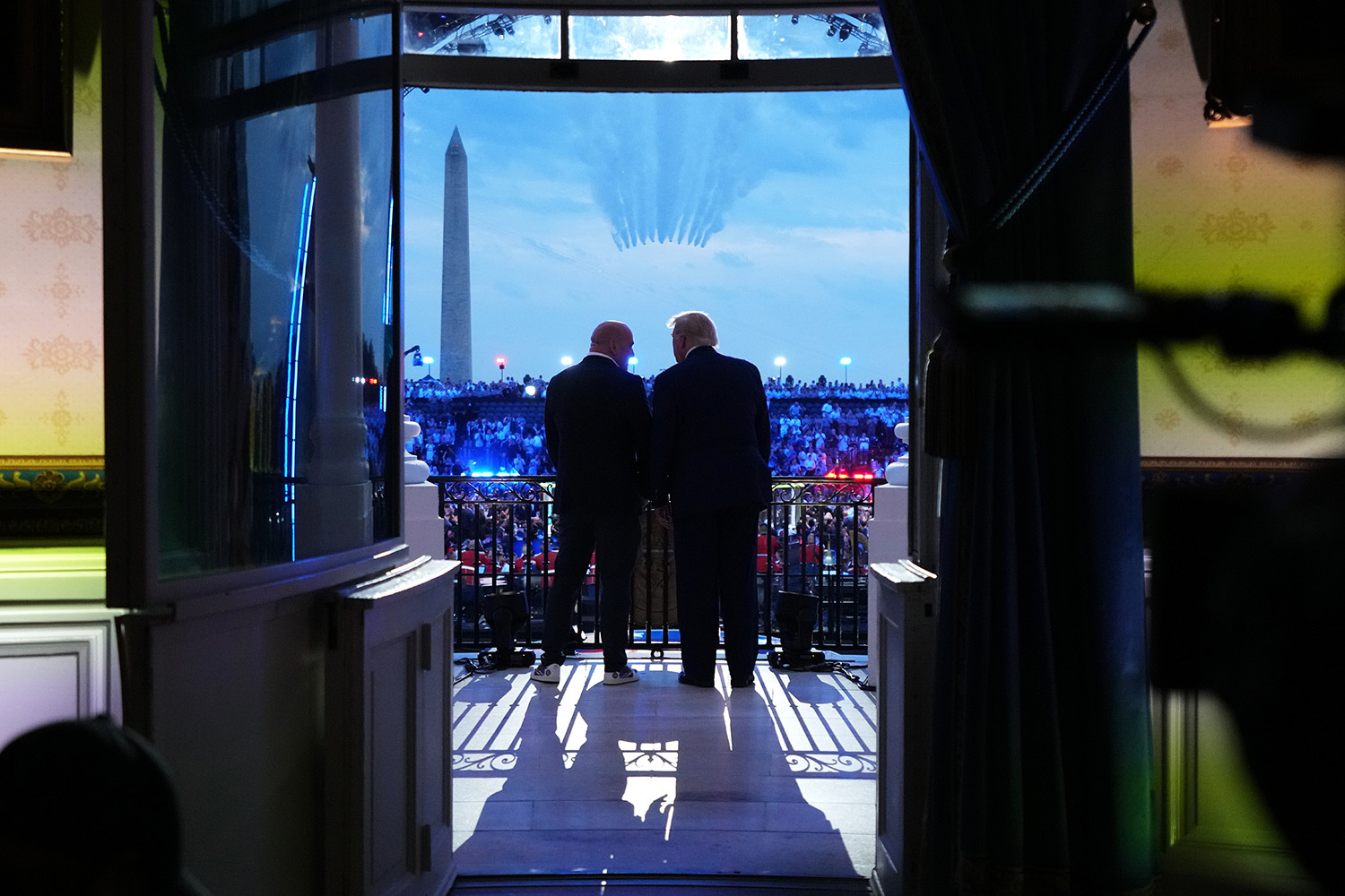 Дональд Трамп отпраздновал 80-летие, устроив турнир UFC на лужайке Белого дома. Тысячи болельщиков 14 июня собрались вокруг 600-тонной конструкции высотой около 30 м со встроенным октагоном, чтобы посмотреть на серию из семи боев по смешанным единоборствам. 47-й американский президент лично наблюдал, как дерутся бойцы Ultimate Fighting Championship. Зрелище также стало частью празднования 250-летия США. На фото: Дональд Трамп и глава UFC Дана Уайт выходят из Овального кабинета на балкон под звуки песни Hail to the Chief («Слава командующему).